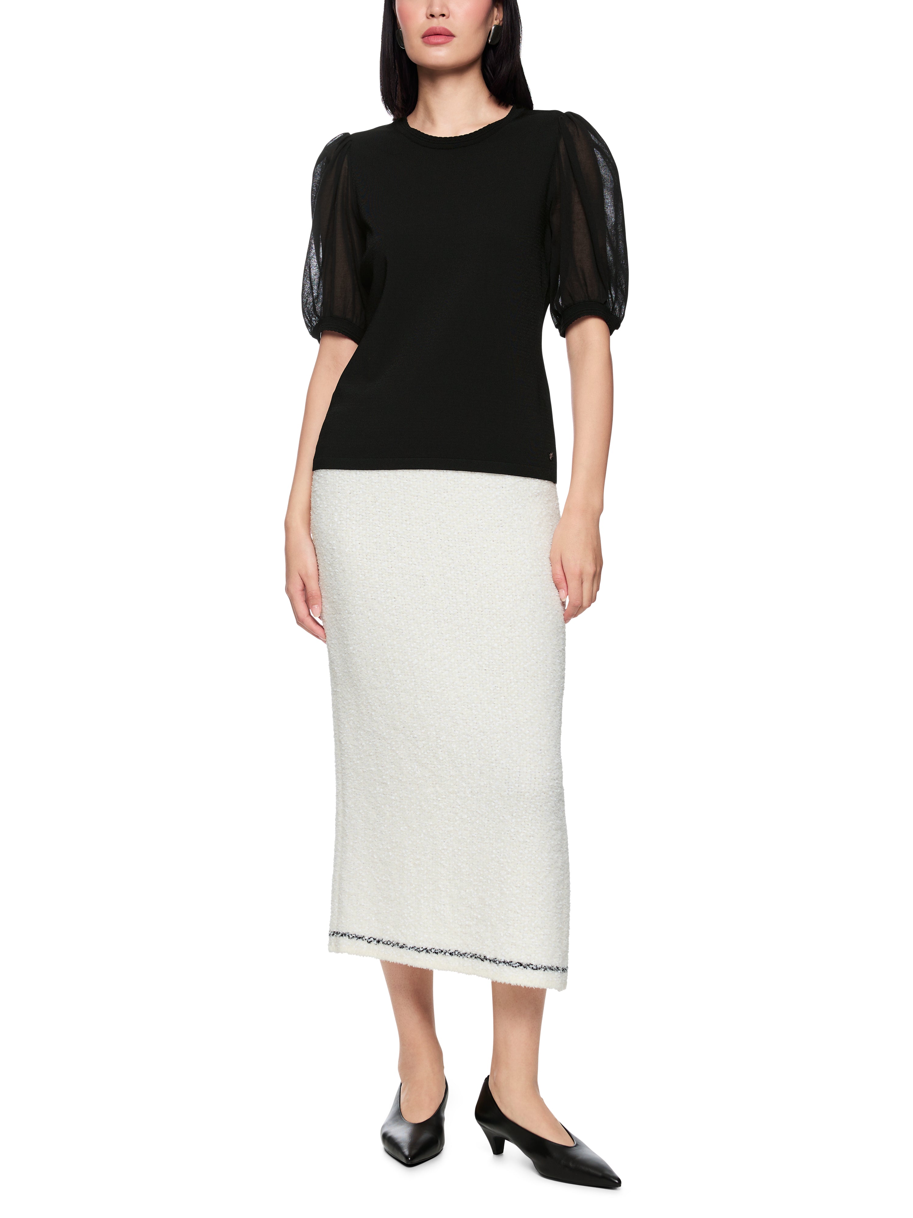 סריג דק בגזרה צמודה עם שרוולים העשויים מקרפ כותנה שקוף למחצה וצווארון עגולהרכב: 88% ויסקוזה, 12% פוליאסטרהדוגמנית בגובה 1.79 ולובשת מידה 3 של מארק קיין