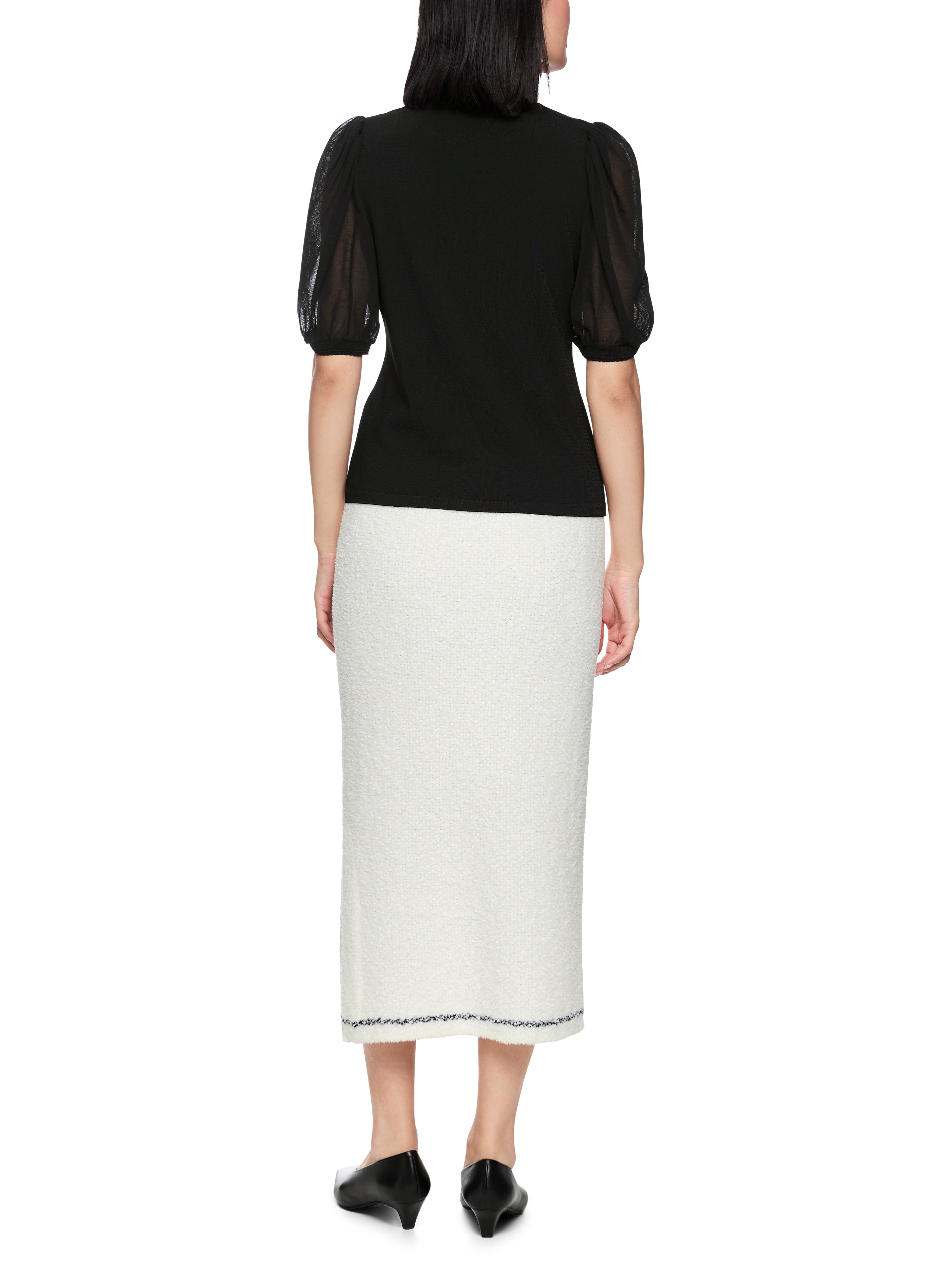 סריג דק בגזרה צמודה עם שרוולים העשויים מקרפ כותנה שקוף למחצה וצווארון עגולהרכב: 88% ויסקוזה, 12% פוליאסטרהדוגמנית בגובה 1.79 ולובשת מידה 3 של מארק קיין