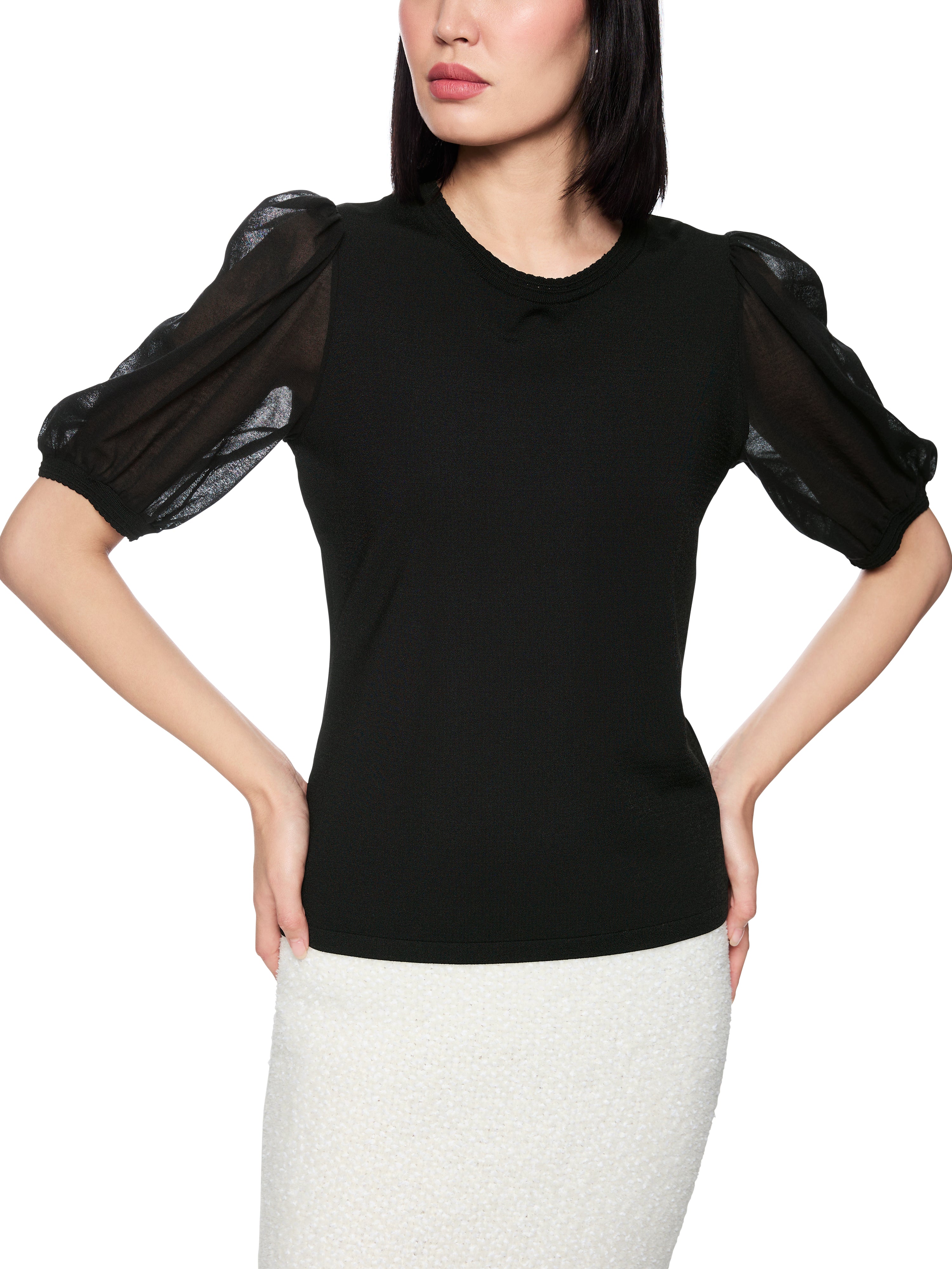 סריג דק בגזרה צמודה עם שרוולים העשויים מקרפ כותנה שקוף למחצה וצווארון עגולהרכב: 88% ויסקוזה, 12% פוליאסטרהדוגמנית בגובה 1.79 ולובשת מידה 3 של מארק קיין