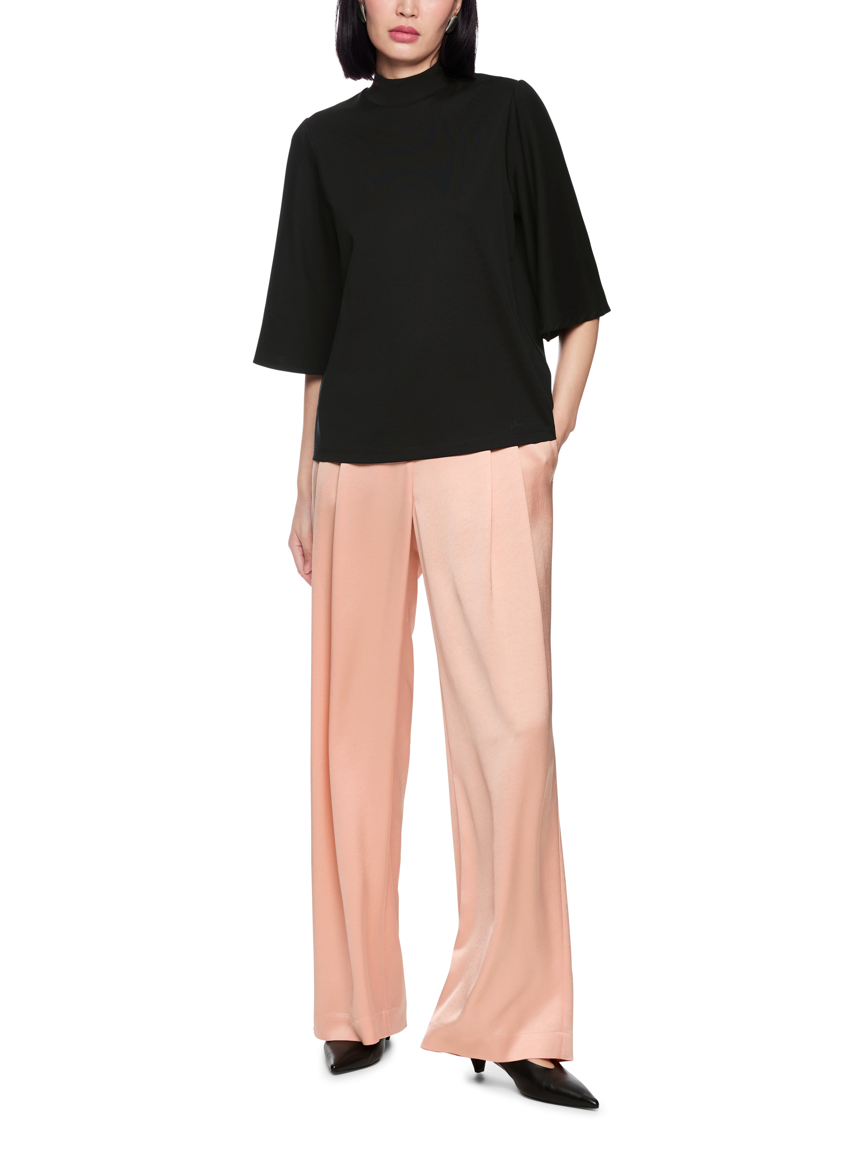 חולצה בגזרה רחבה עם שרוולים מתרחבים באורך 3/4 וצווארון גבוההרכב: 95% כותנה, 5% אלסטןהדוגמנית בגובה 1.79 ולובשת מידה 3 של מארק קיין