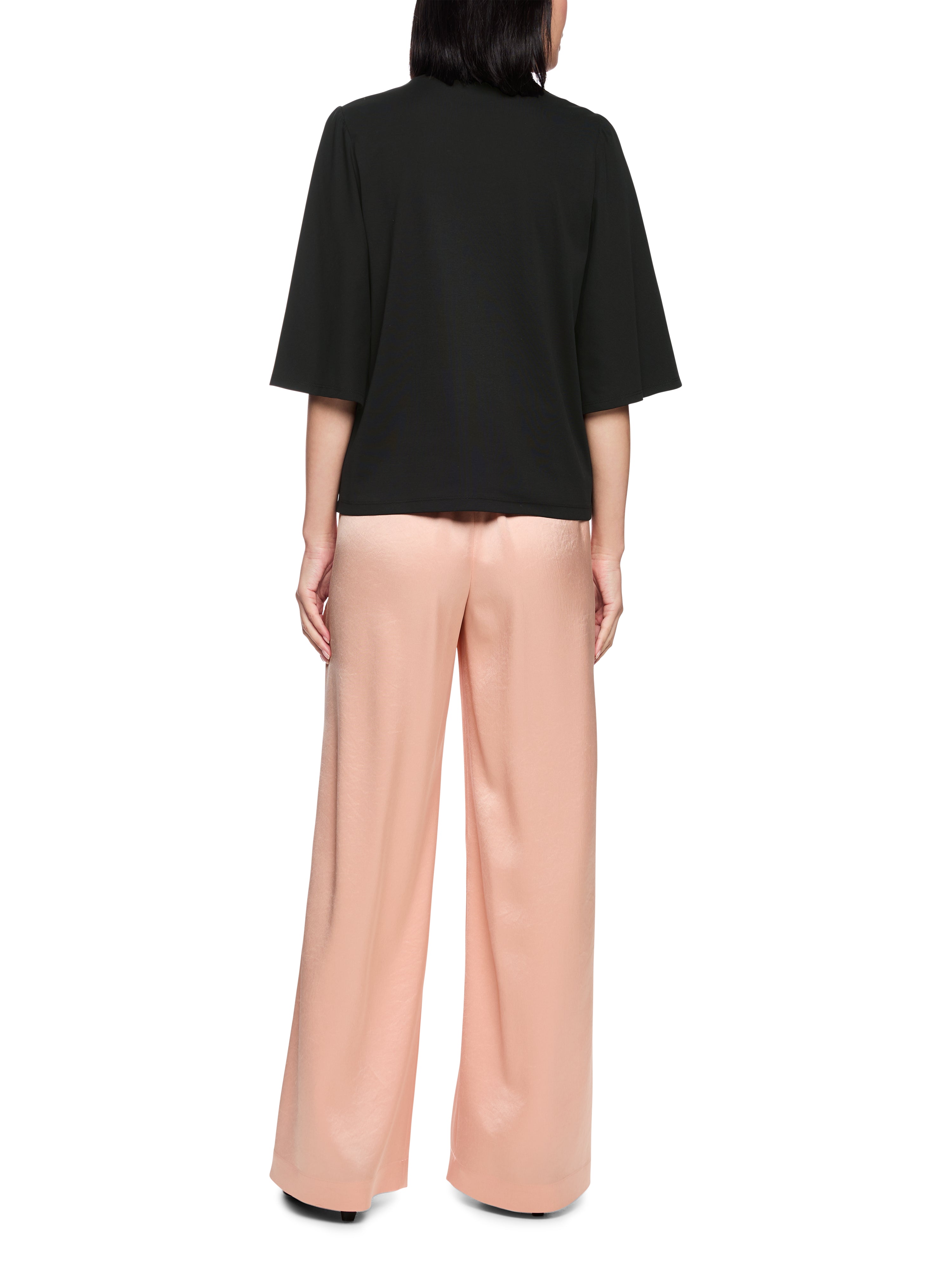 חולצה בגזרה רחבה עם שרוולים מתרחבים באורך 3/4 וצווארון גבוההרכב: 95% כותנה, 5% אלסטןהדוגמנית בגובה 1.79 ולובשת מידה 3 של מארק קיין