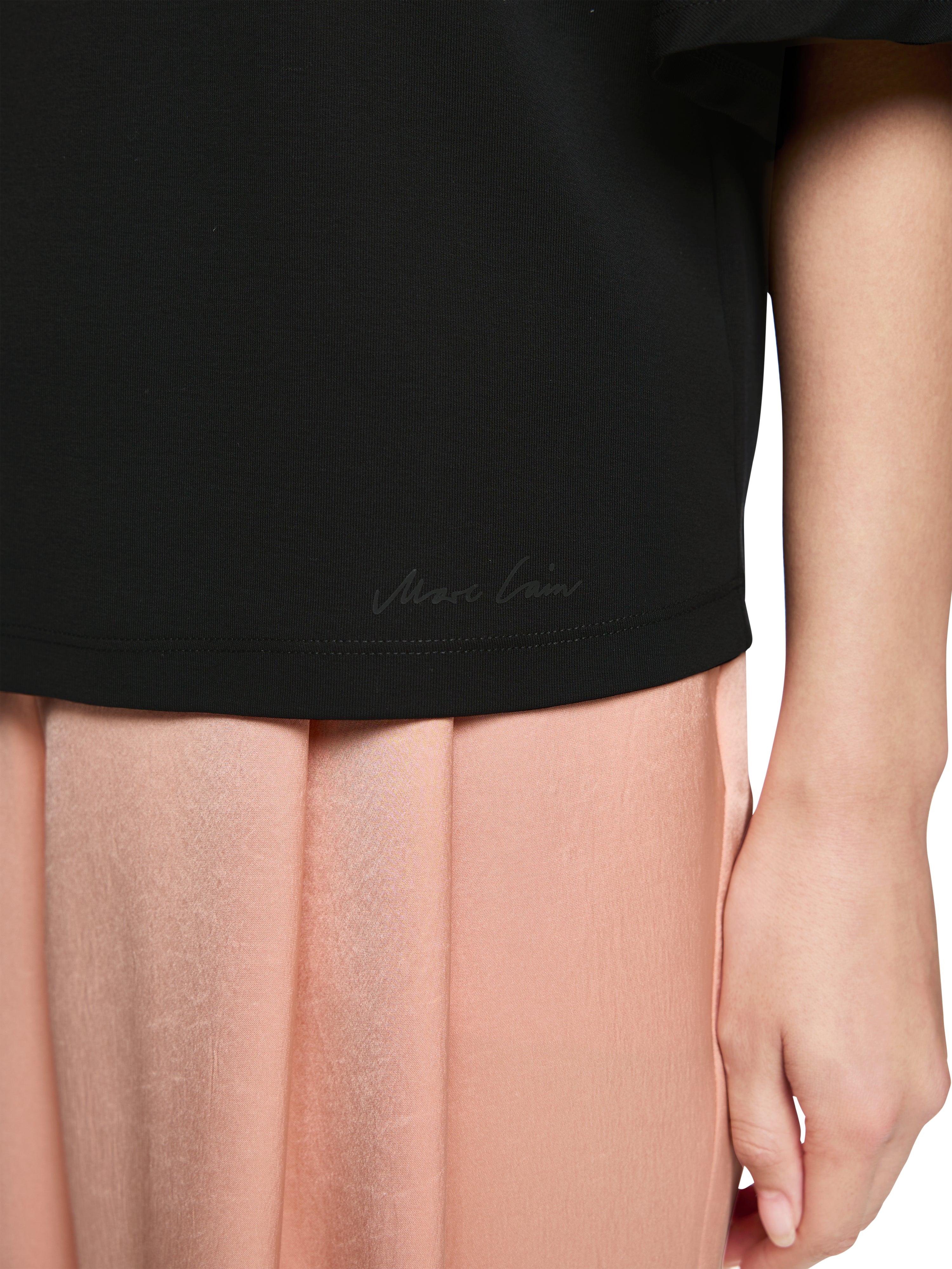 חולצה בגזרה רחבה עם שרוולים מתרחבים באורך 3/4 וצווארון גבוההרכב: 95% כותנה, 5% אלסטןהדוגמנית בגובה 1.79 ולובשת מידה 3 של מארק קיין