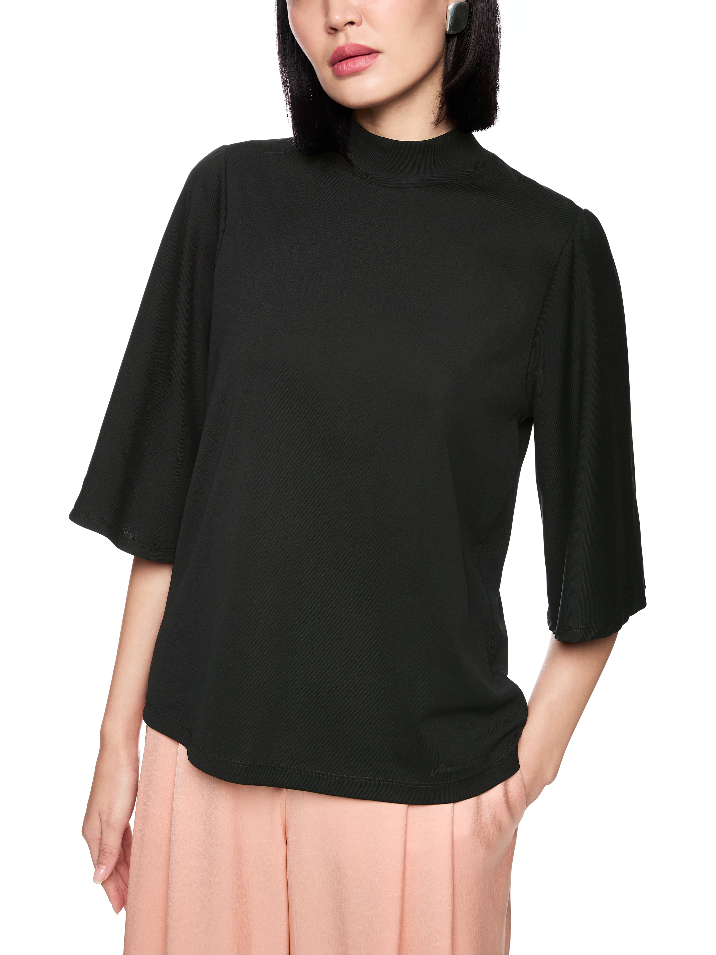 חולצה בגזרה רחבה עם שרוולים מתרחבים באורך 3/4 וצווארון גבוההרכב: 95% כותנה, 5% אלסטןהדוגמנית בגובה 1.79 ולובשת מידה 3 של מארק קיין