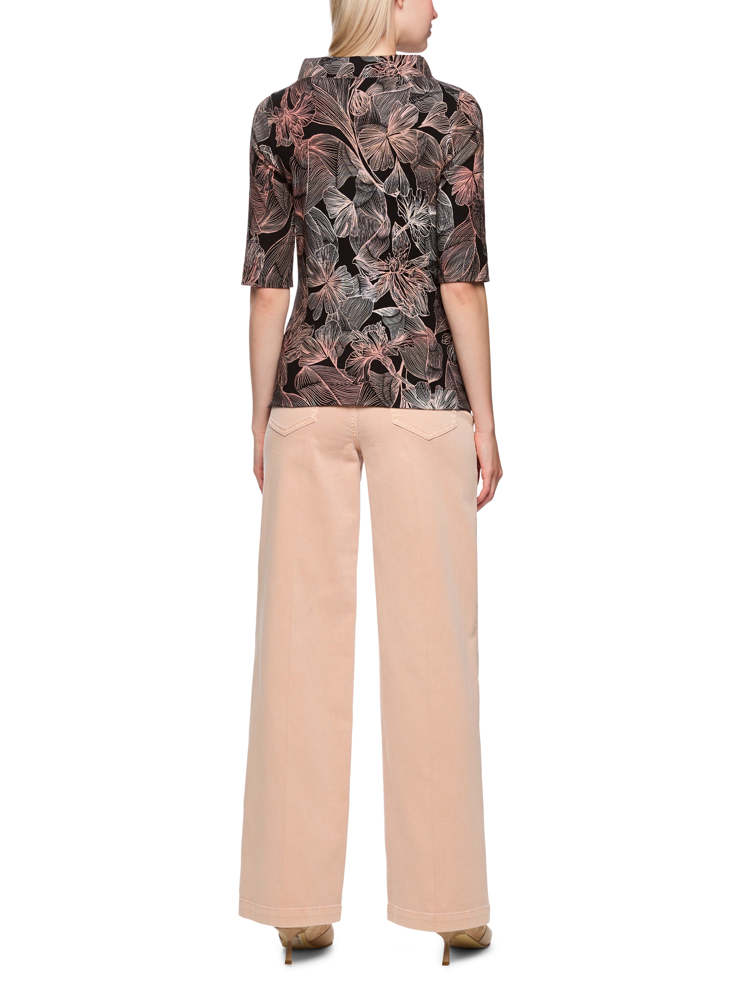 חולצה בגזרה צמודה עם הדפס פרחוני וצווארון רחבהרכב: 94% כותנה, 6% אלסטןהדוגמנית בגובה 1.79 ולובשת מידה 3 של מארק קיין