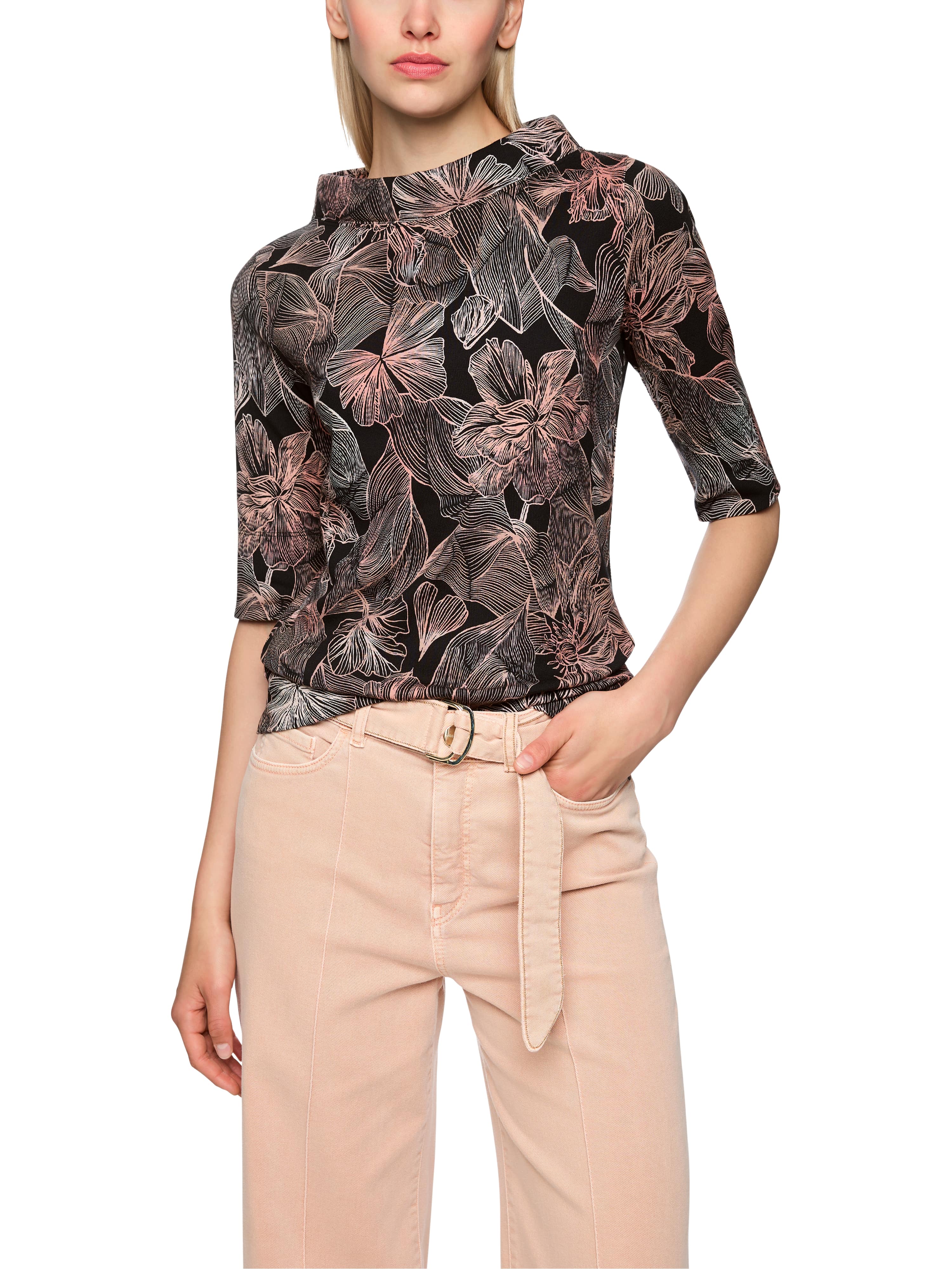 חולצה בגזרה צמודה עם הדפס פרחוני וצווארון רחבהרכב: 94% כותנה, 6% אלסטןהדוגמנית בגובה 1.79 ולובשת מידה 3 של מארק קיין