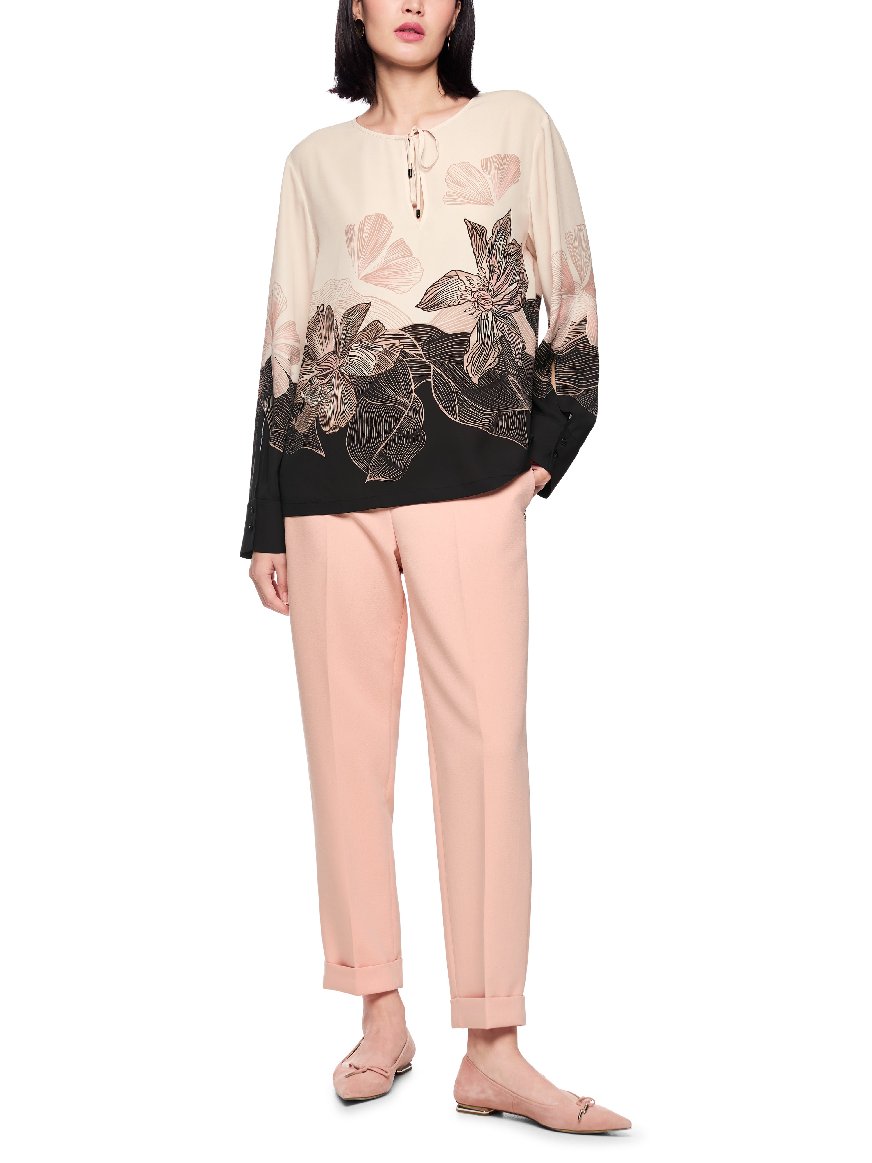 חולצת בלוזון בגזרה ישרה עם הדפס פרחוני וצווארון V עם קשירההרכב: 100% פוליאסטרהדוגמנית בגובה 1.79 ולובשת מידה 3 של מארק קיין