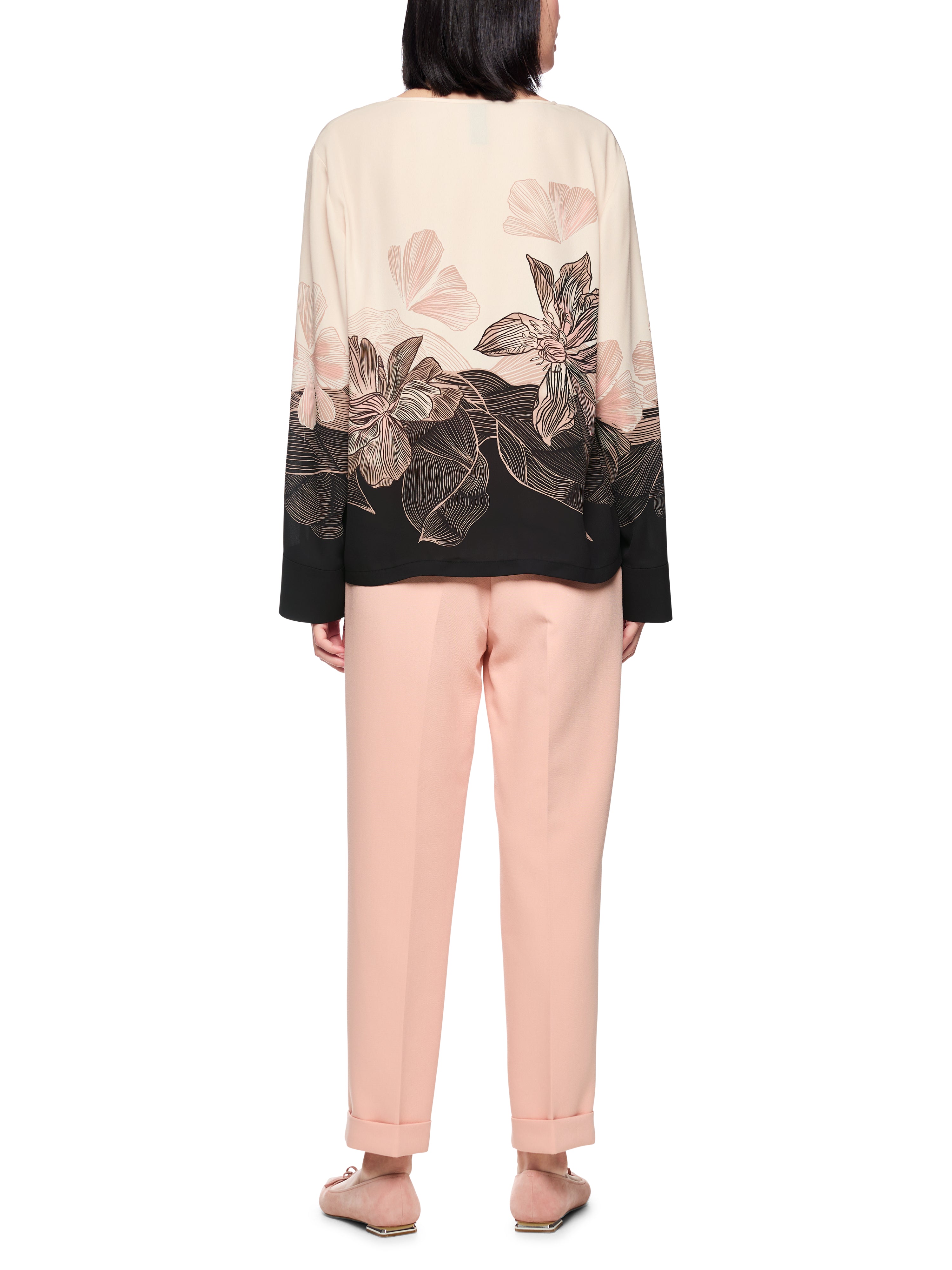 חולצת בלוזון בגזרה ישרה עם הדפס פרחוני וצווארון V עם קשירההרכב: 100% פוליאסטרהדוגמנית בגובה 1.79 ולובשת מידה 3 של מארק קיין