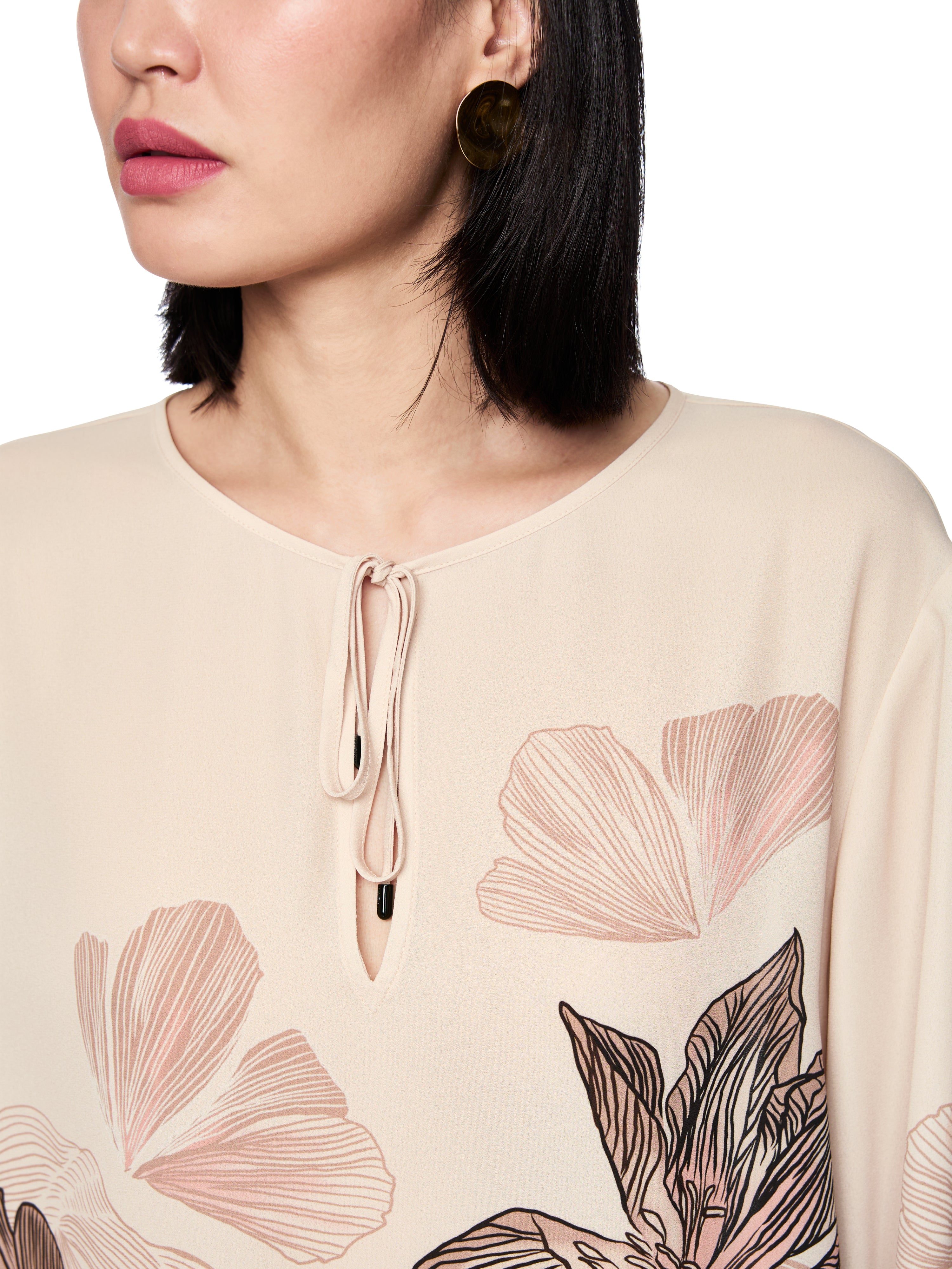 חולצת בלוזון בגזרה ישרה עם הדפס פרחוני וצווארון V עם קשירההרכב: 100% פוליאסטרהדוגמנית בגובה 1.79 ולובשת מידה 3 של מארק קיין