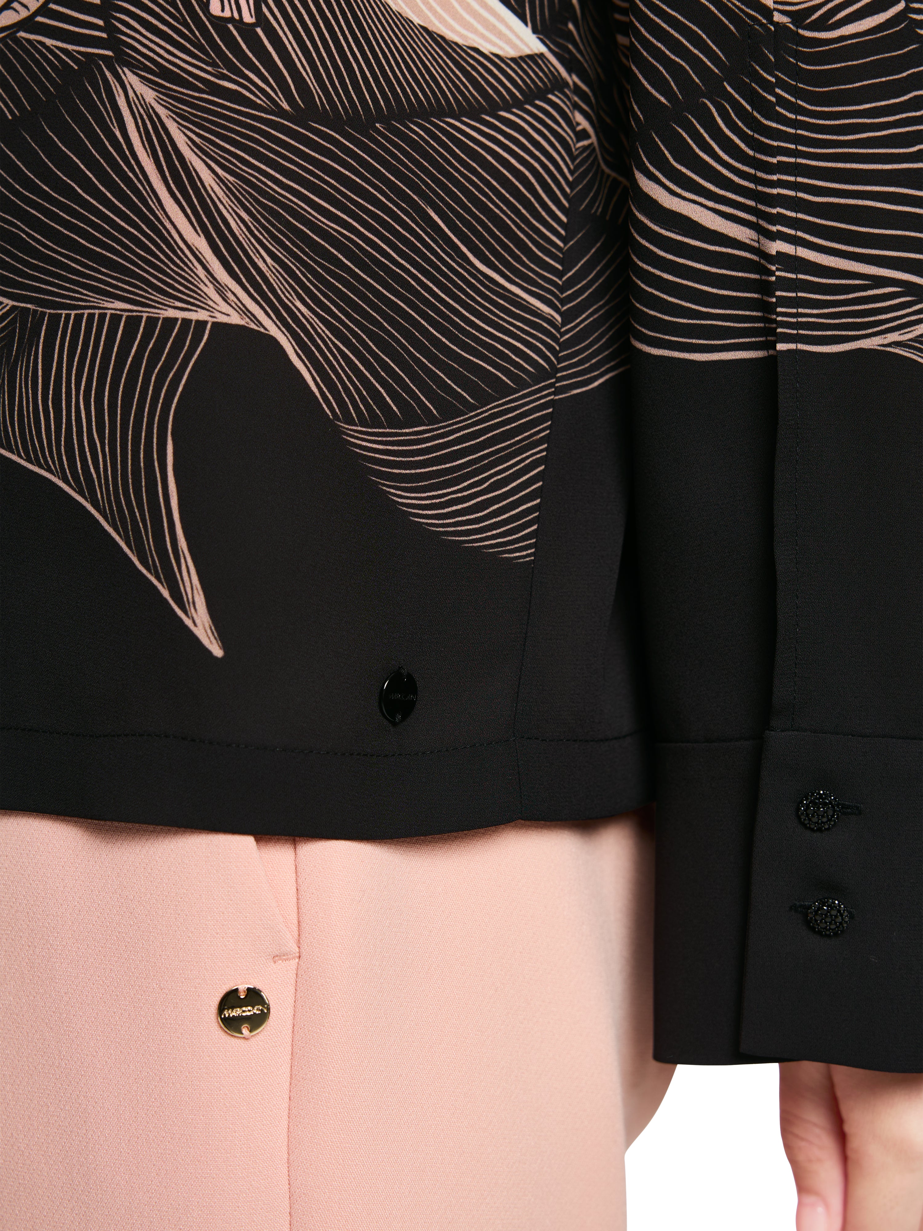 חולצת בלוזון בגזרה ישרה עם הדפס פרחוני וצווארון V עם קשירההרכב: 100% פוליאסטרהדוגמנית בגובה 1.79 ולובשת מידה 3 של מארק קיין