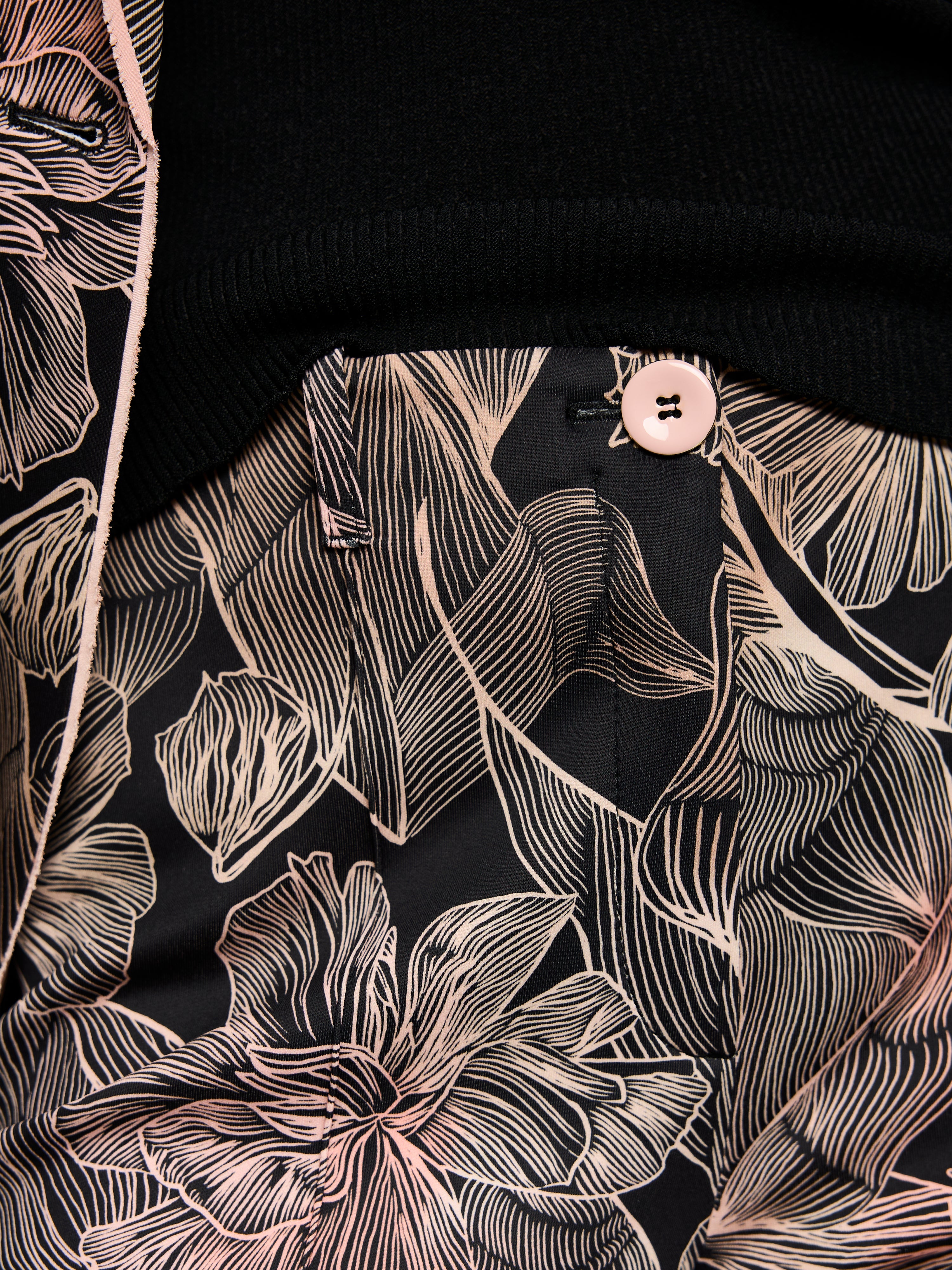 מכנסיים בעלי גזרה צמודה מבד ג'רזי סקובה עם הדפס פרחוני הרכב: 87% פוליאסטר, 13% אלסטןהדוגמנית בגובה 1.79 ולובשת מידה 3 של מארק קיין