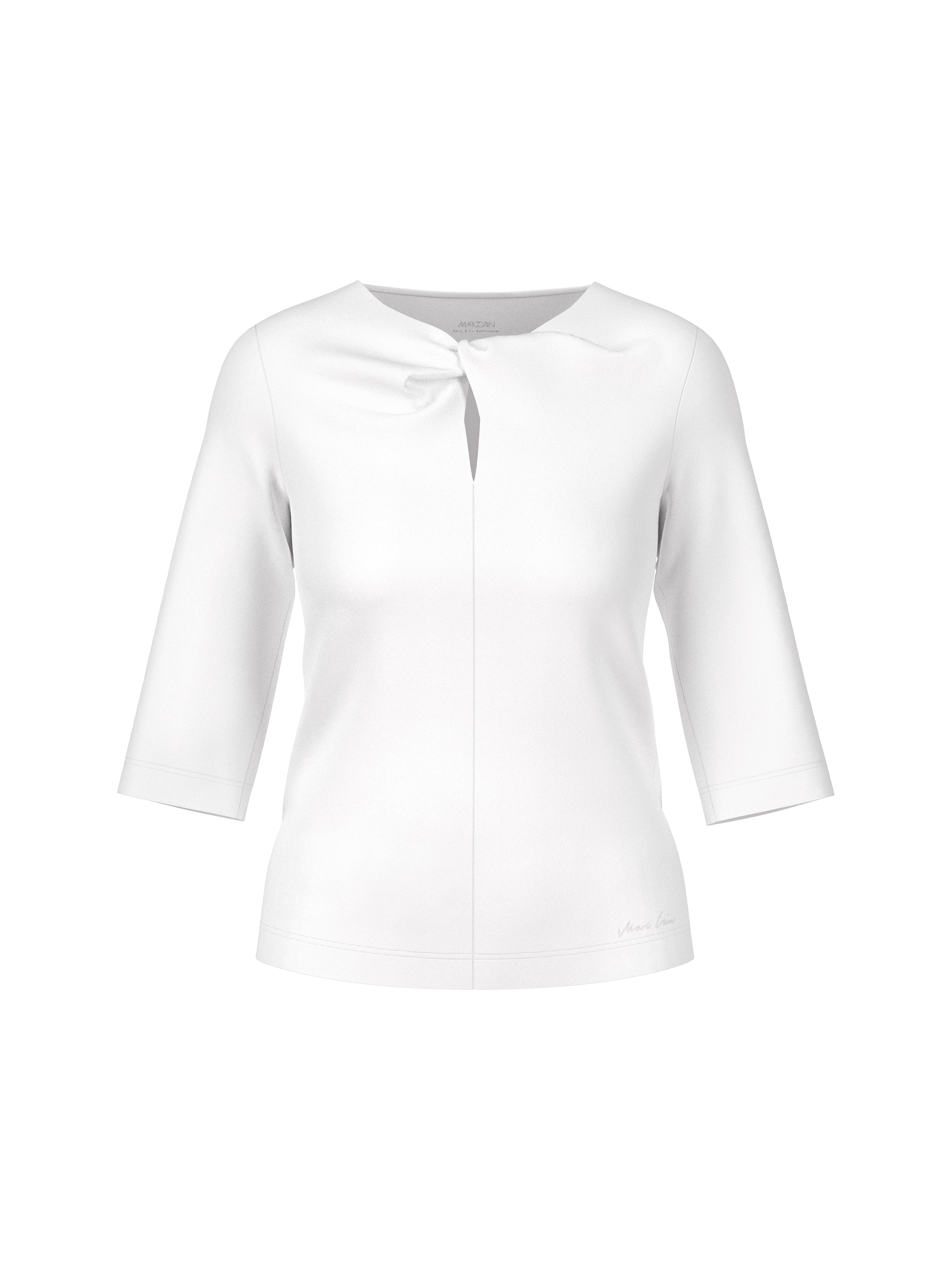 חולצת טי עם שרוולים באורך 3/4 ואלמנט קשירה בצווארוןהרכב: 95% כותנה, 5% אלסטןהדוגמנית בגובה 1.79 ולובשת מידה 3 של מארק קיין