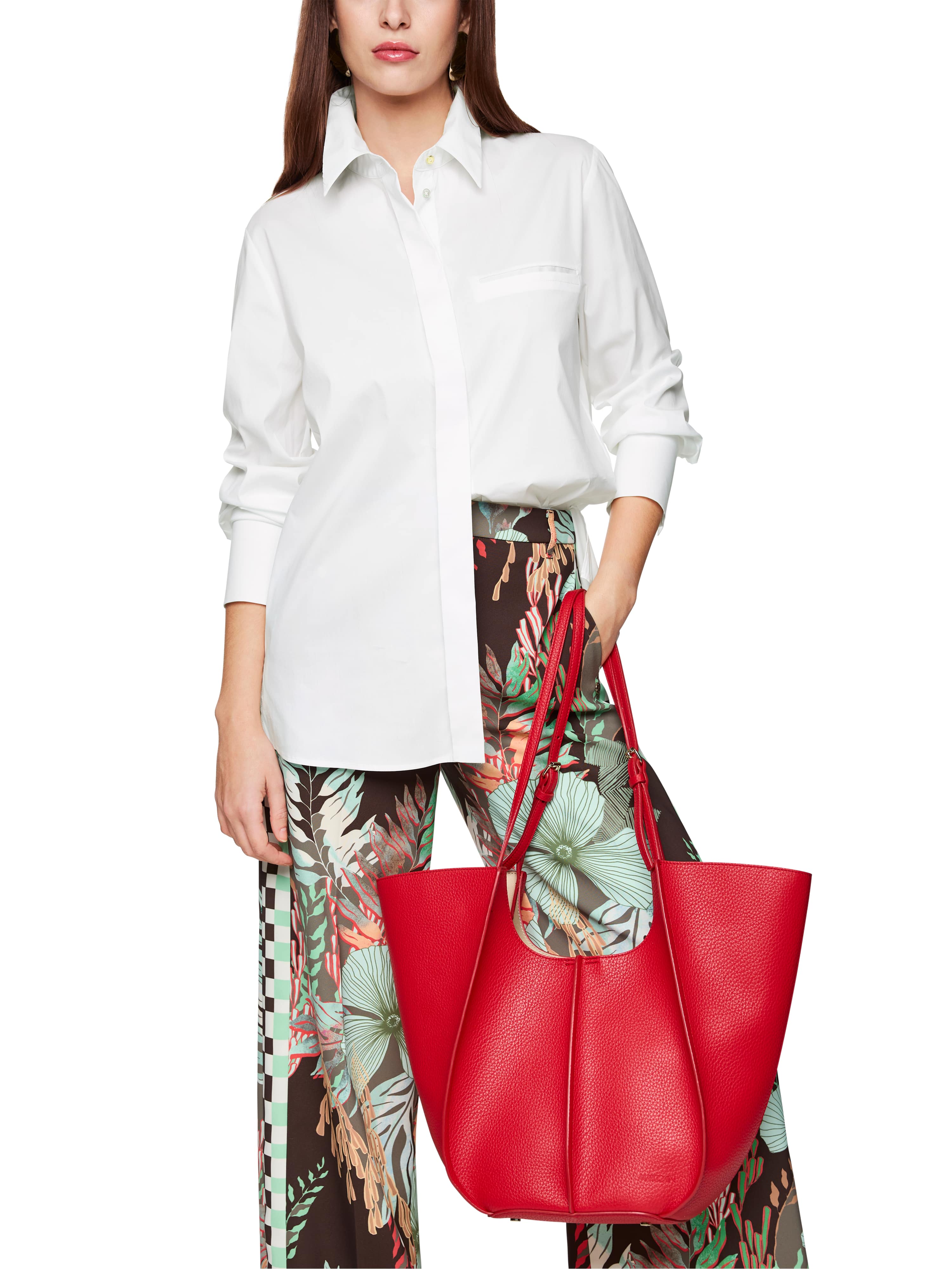 חולצה מכופתרת בגזרת אוברסייז עם כפתורים נסתריםהרכב: 75% כותנה, 20% פוליאמיד, 5% אלסטןהדוגמנית בגובה 1.79 ולובשת מידה 3 של מארק קיין