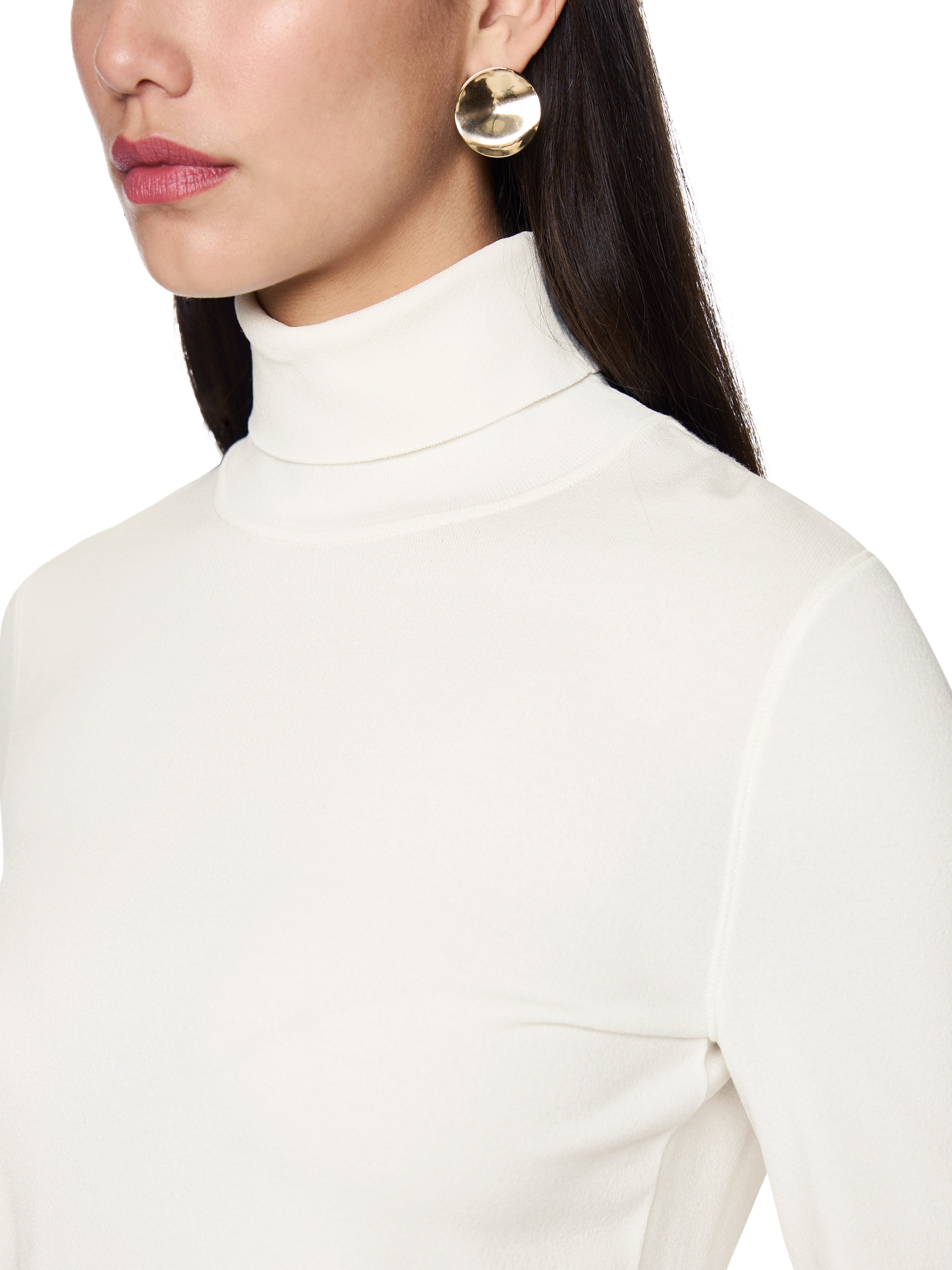 חולצה בגזרה צמודה עם צווארון גולףהרכב: 88% ויסקוזה, 12% פוליאסטרהדוגמנית בגובה 1.79 ולובשת מידה 3 של מארק קיין