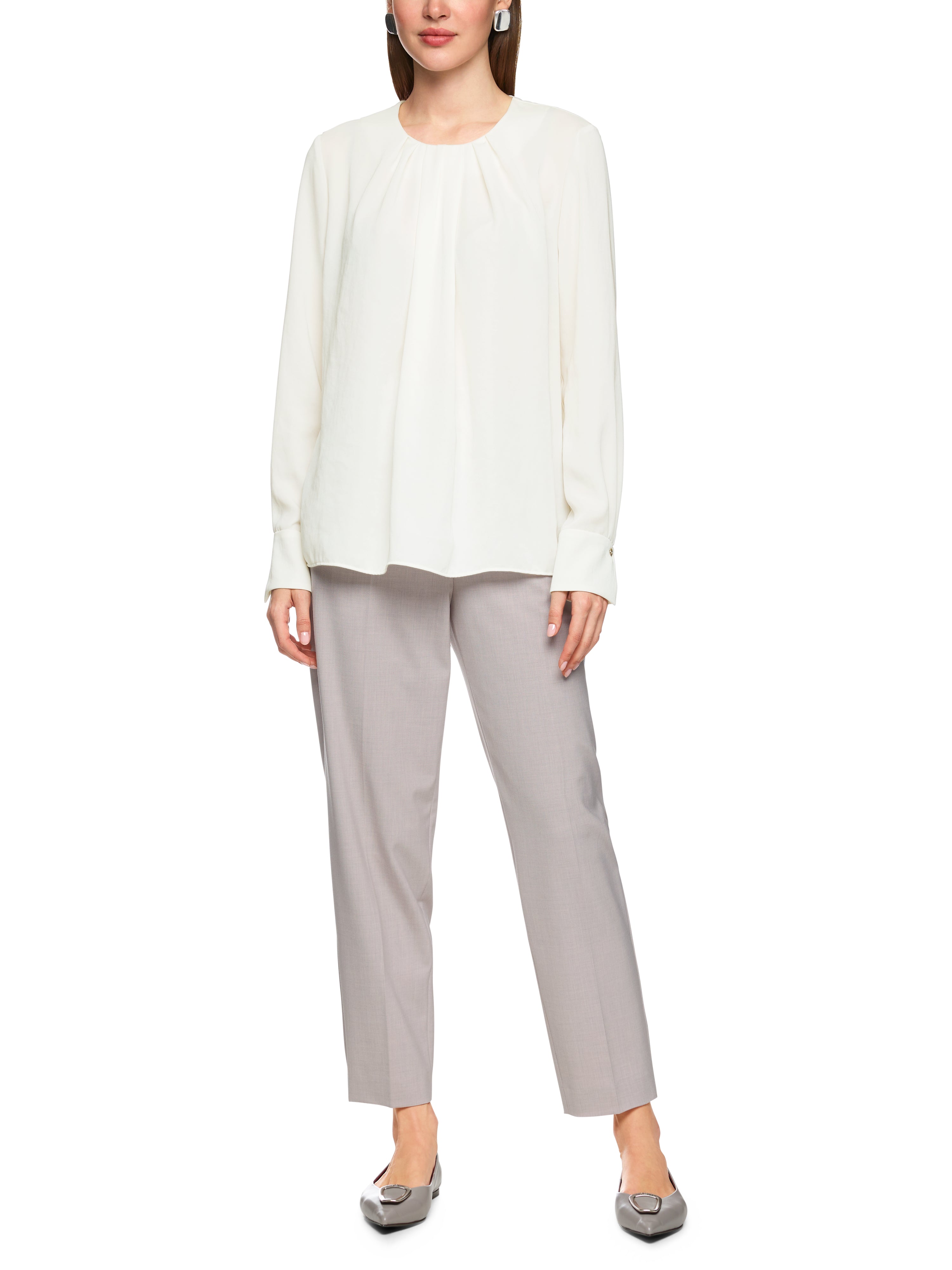 חולצה זורמת עם צווארון עגול מקופל וסגירת כפתורהרכב: 60% פוליאסטר, 40% פוליאסטרהדוגמנית בגובה 1.79 ולובשת מידה 3 של מארק קיין