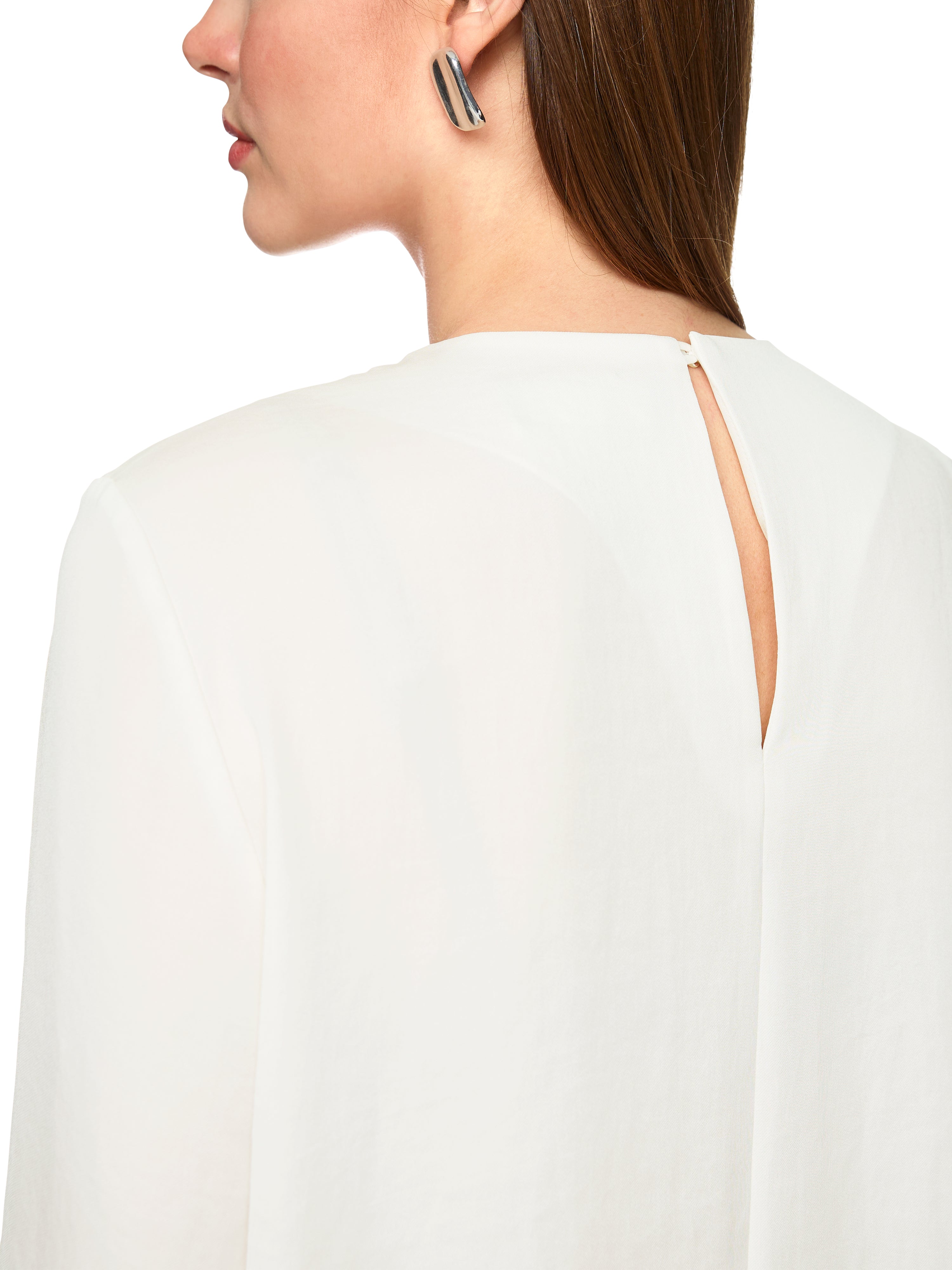 חולצה זורמת עם צווארון עגול מקופל וסגירת כפתורהרכב: 60% פוליאסטר, 40% פוליאסטרהדוגמנית בגובה 1.79 ולובשת מידה 3 של מארק קיין