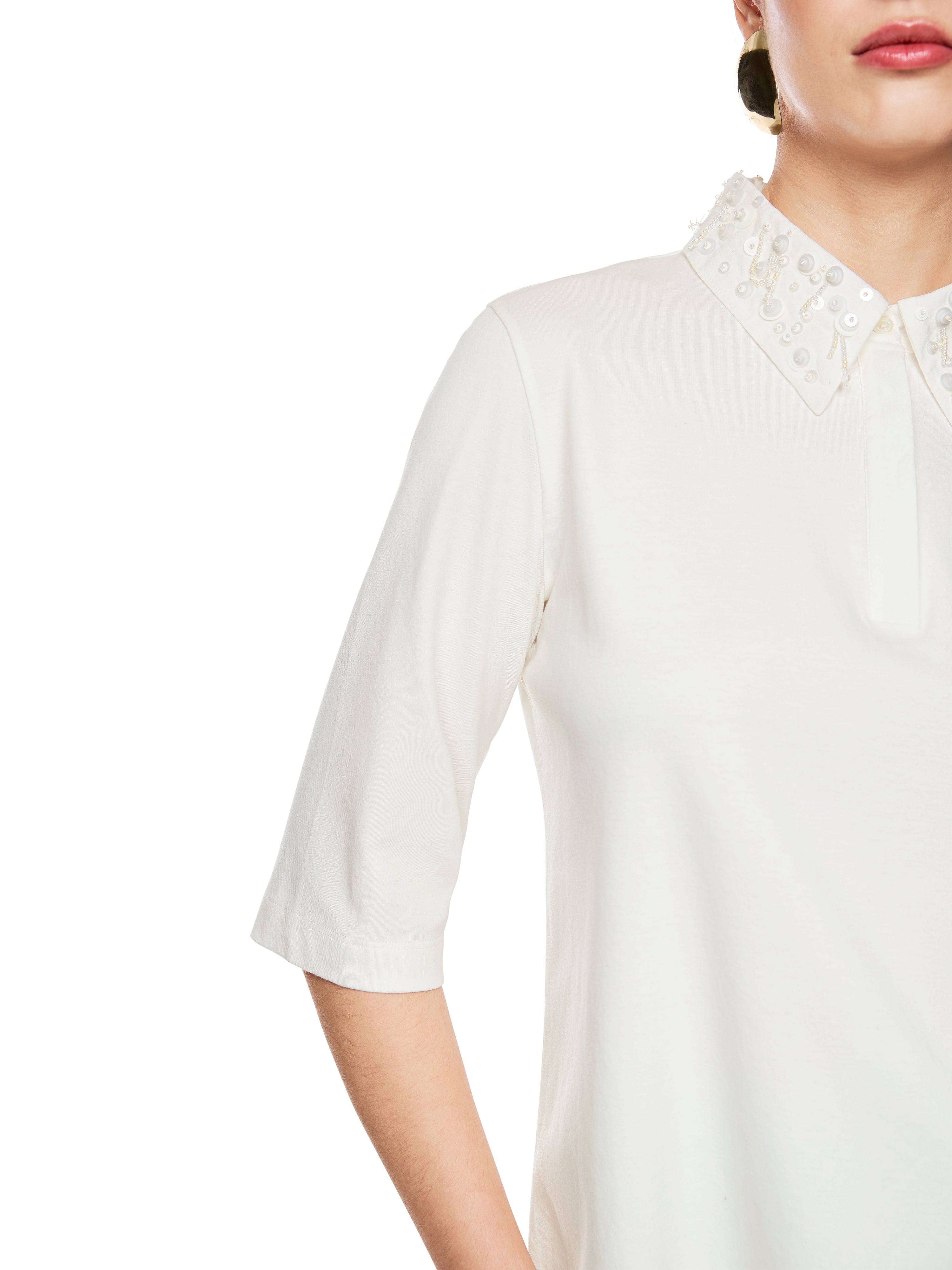 חולצת פולו בעיטור פנינים בצווארון עם שרוולים באורך 3/4הרכב: 100% כותנההדוגמנית בגובה 1.79 ולובשת מידה 3 של מארק קיין