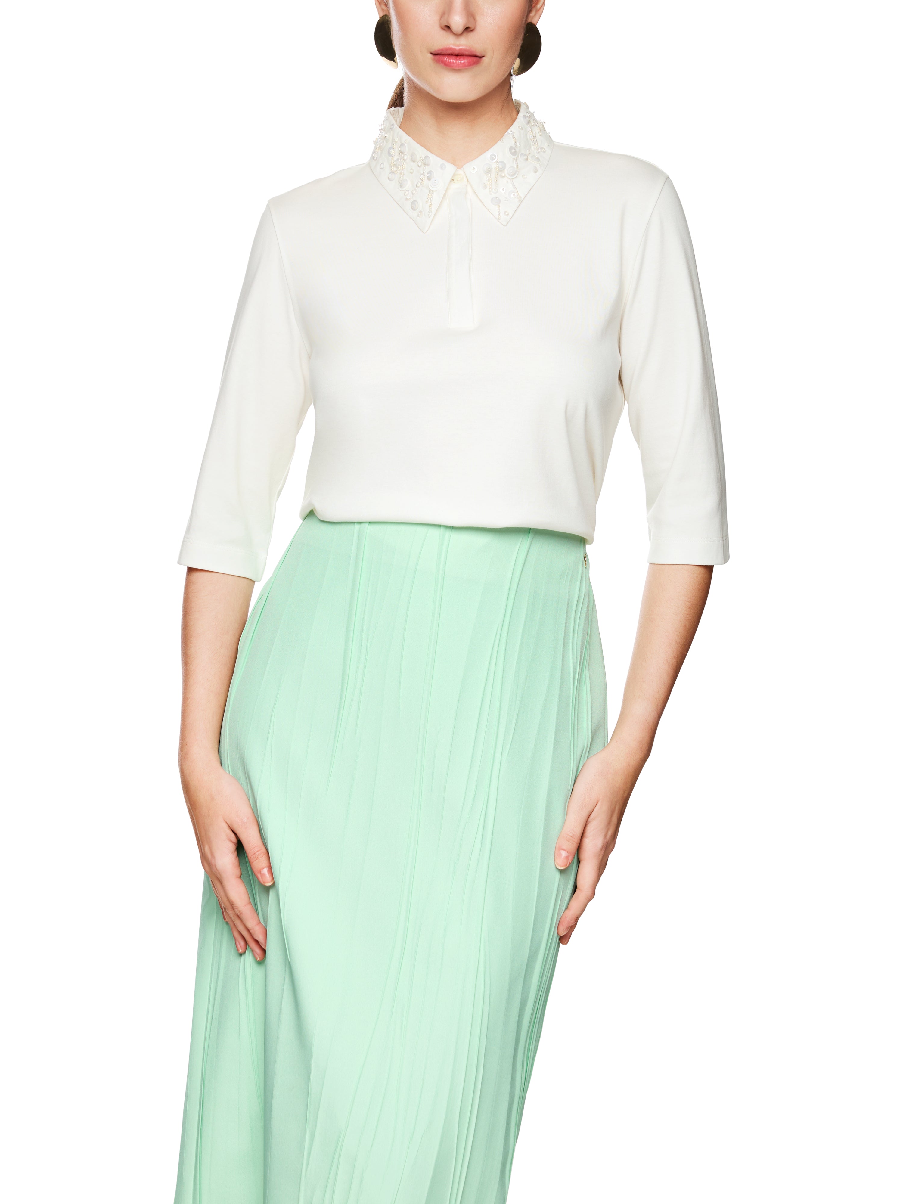 חולצת פולו בעיטור פנינים בצווארון עם שרוולים באורך 3/4הרכב: 100% כותנההדוגמנית בגובה 1.79 ולובשת מידה 3 של מארק קיין