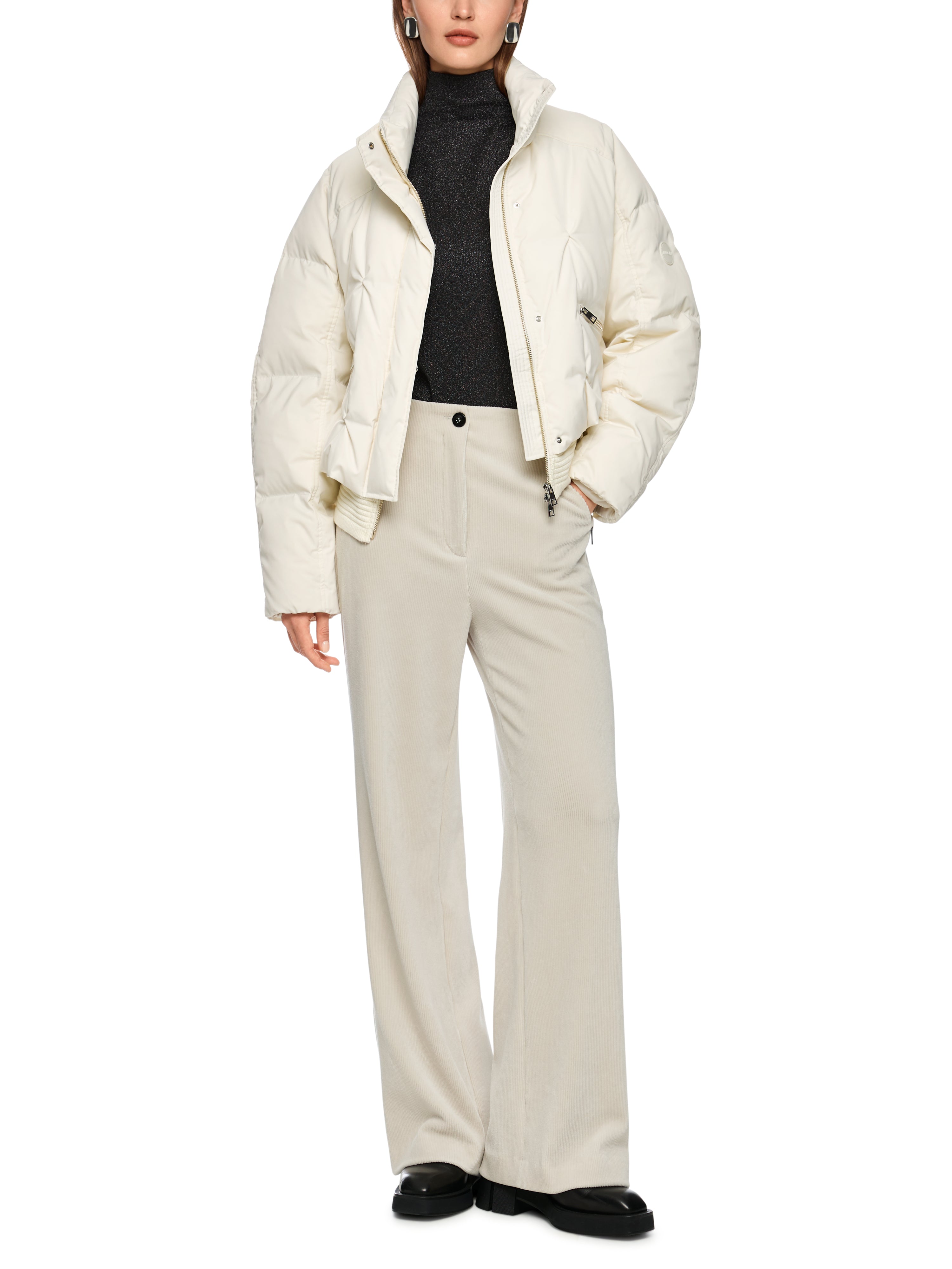 מעיל פוך בגזרה ישרה עם תיפורים קטנים, סגירת תיקתקים ורוכסן דו כיווני, כיסים צדדיים וצווארון גבוההרכב: 100% פוליאסטרהדוגמנית בגובה 1.79 ולובשת מידה 3 של מארק קיין