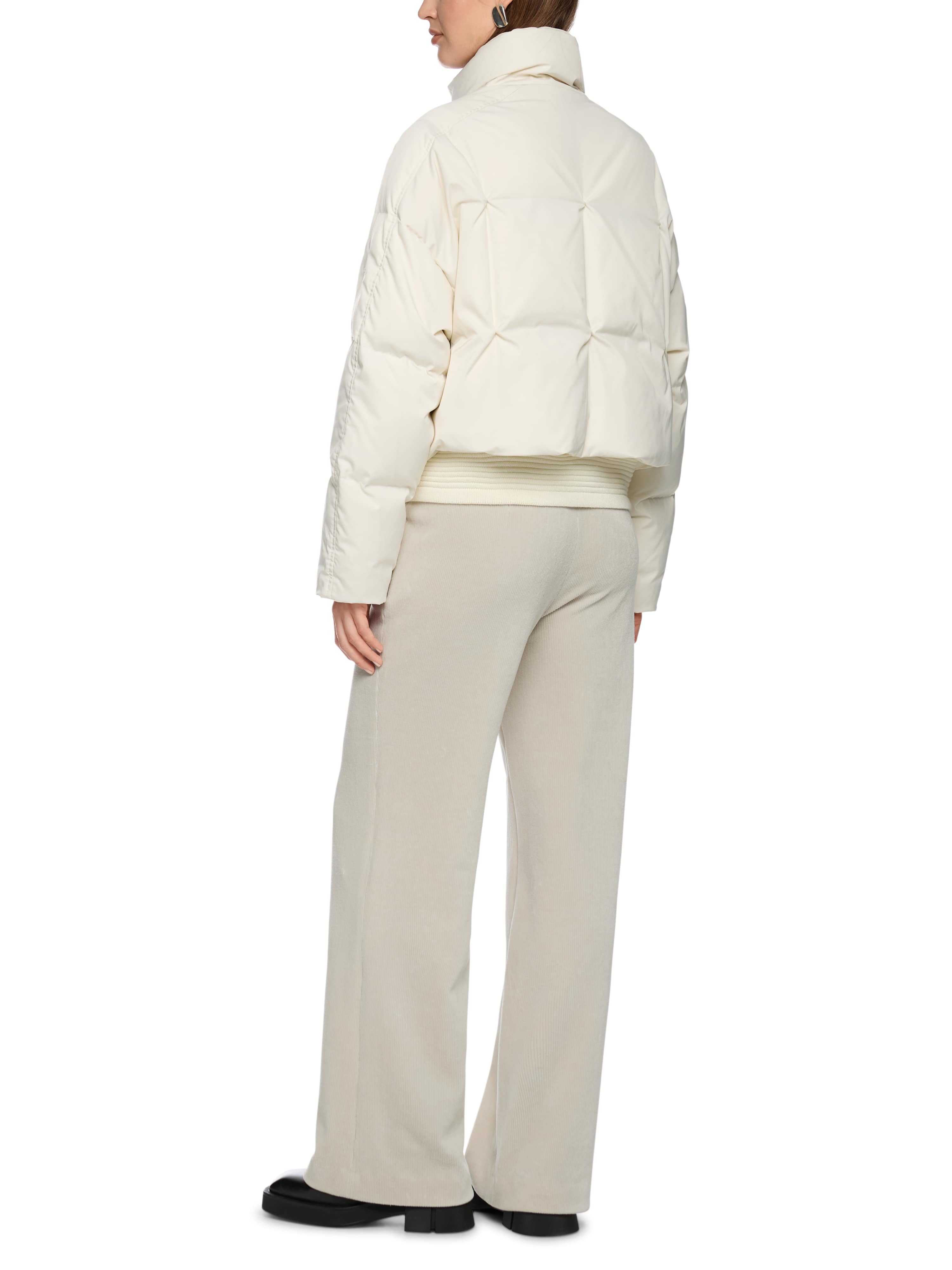 מעיל פוך בגזרה ישרה עם תיפורים קטנים, סגירת תיקתקים ורוכסן דו כיווני, כיסים צדדיים וצווארון גבוההרכב: 100% פוליאסטרהדוגמנית בגובה 1.79 ולובשת מידה 3 של מארק קיין