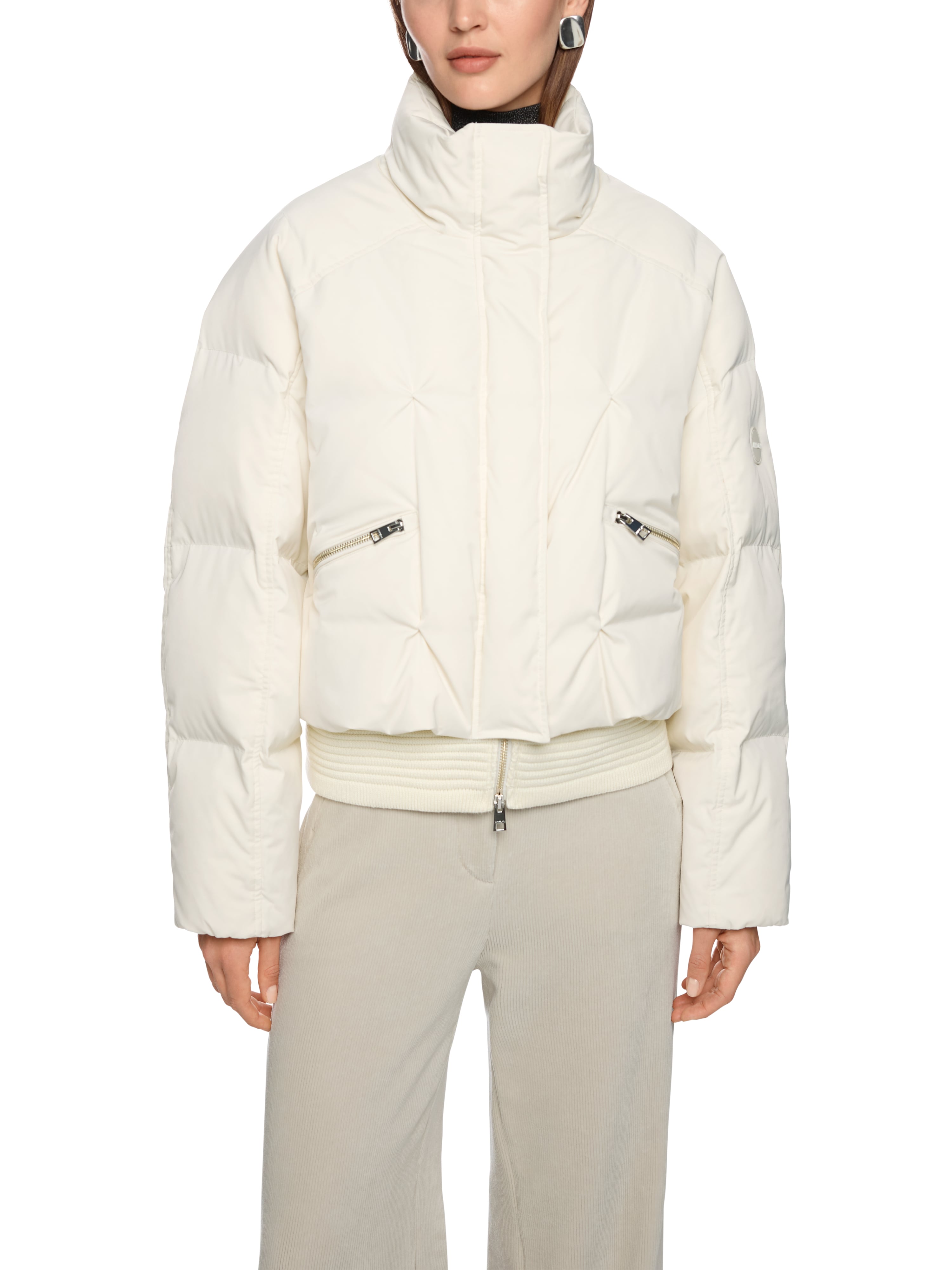 מעיל פוך בגזרה ישרה עם תיפורים קטנים, סגירת תיקתקים ורוכסן דו כיווני, כיסים צדדיים וצווארון גבוההרכב: 100% פוליאסטרהדוגמנית בגובה 1.79 ולובשת מידה 3 של מארק קיין