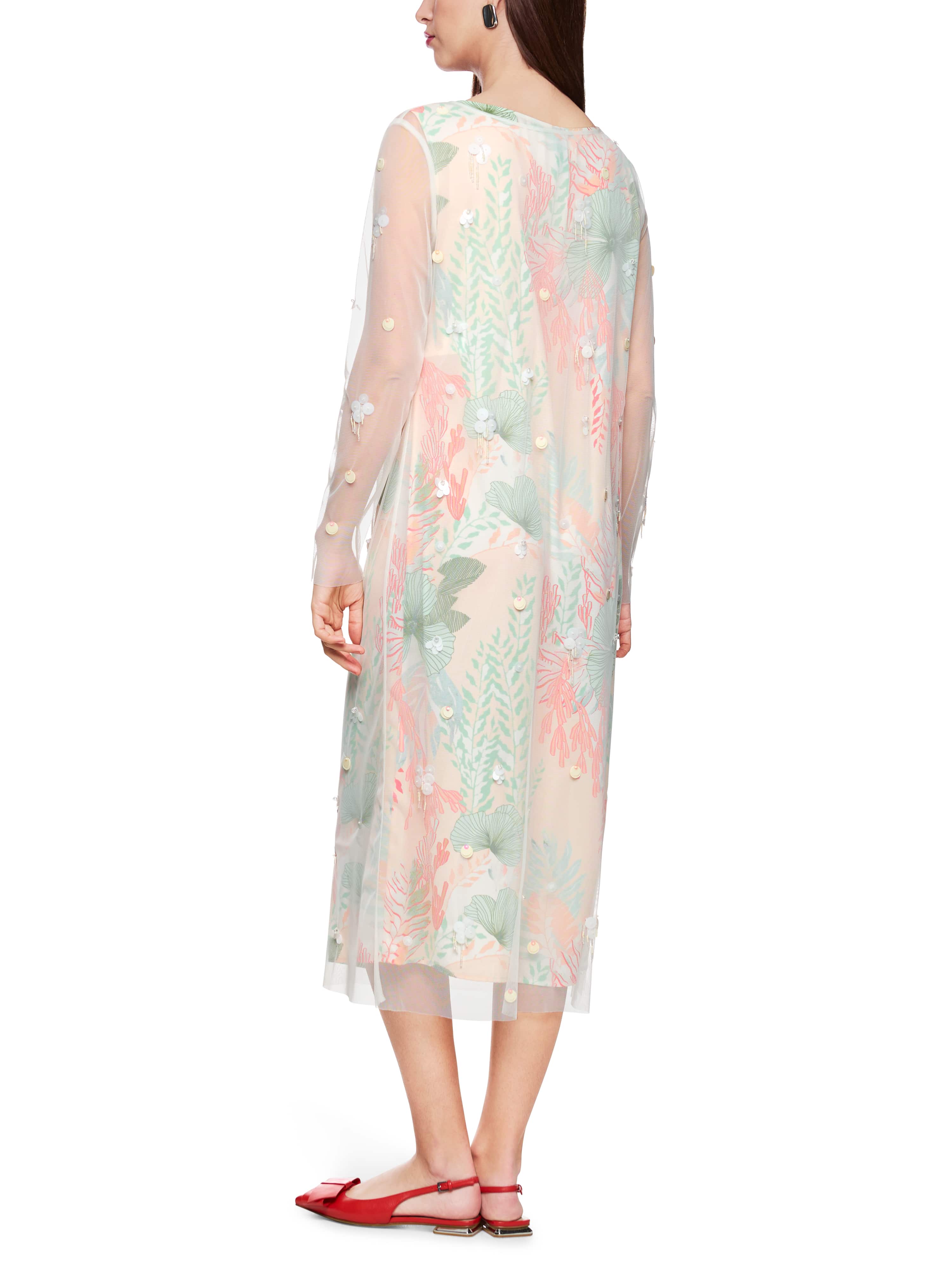 שמלת מידי עם שרוולים שקופים למחצה בעיטור חרוזיםהרכב: 100% פוליאסטר ממוחזרהדוגמנית בגובה 1.79 ולובשת מידה 3 של מארק קיין