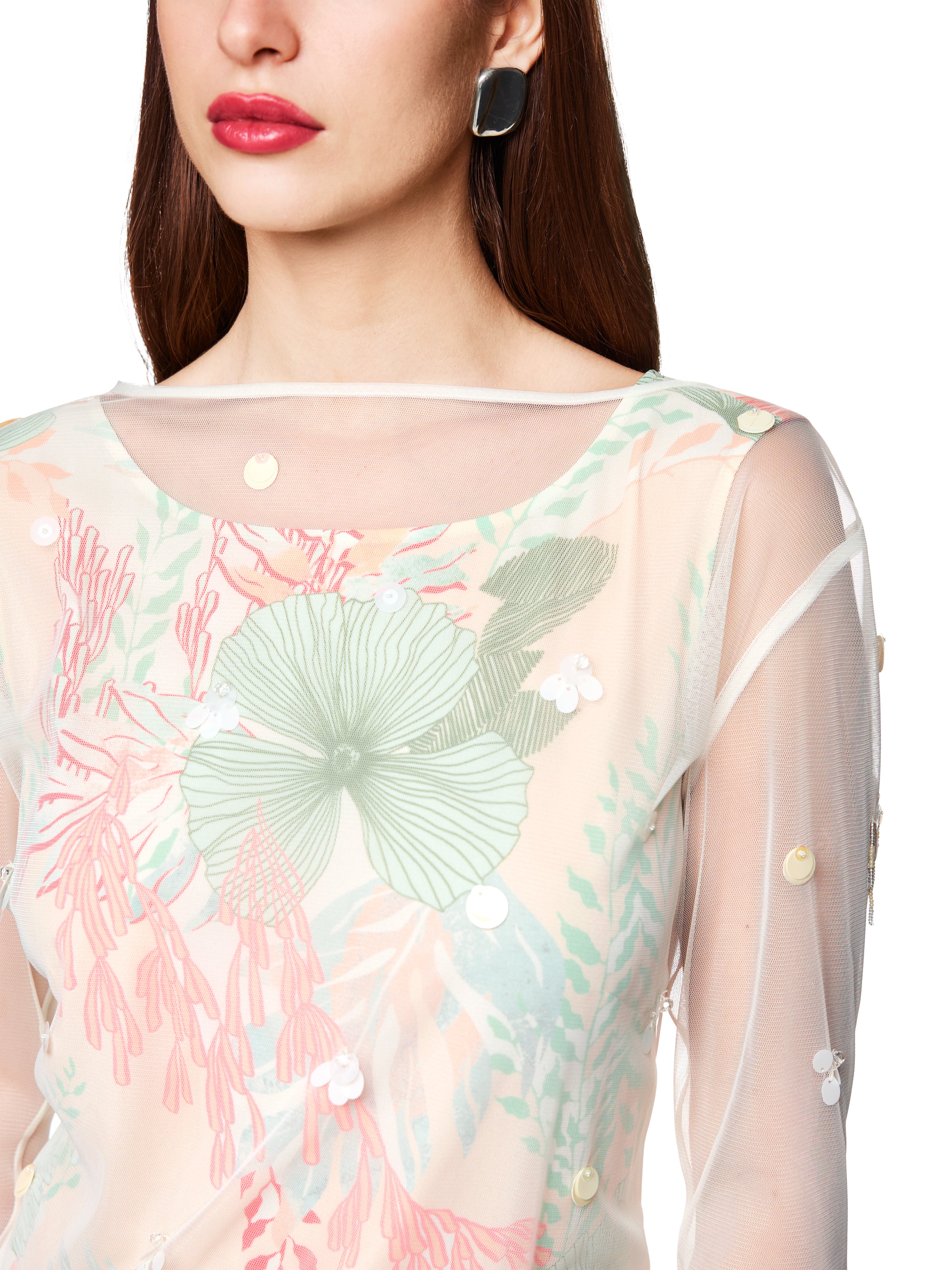 שמלת מידי עם שרוולים שקופים למחצה בעיטור חרוזיםהרכב: 100% פוליאסטר ממוחזרהדוגמנית בגובה 1.79 ולובשת מידה 3 של מארק קיין