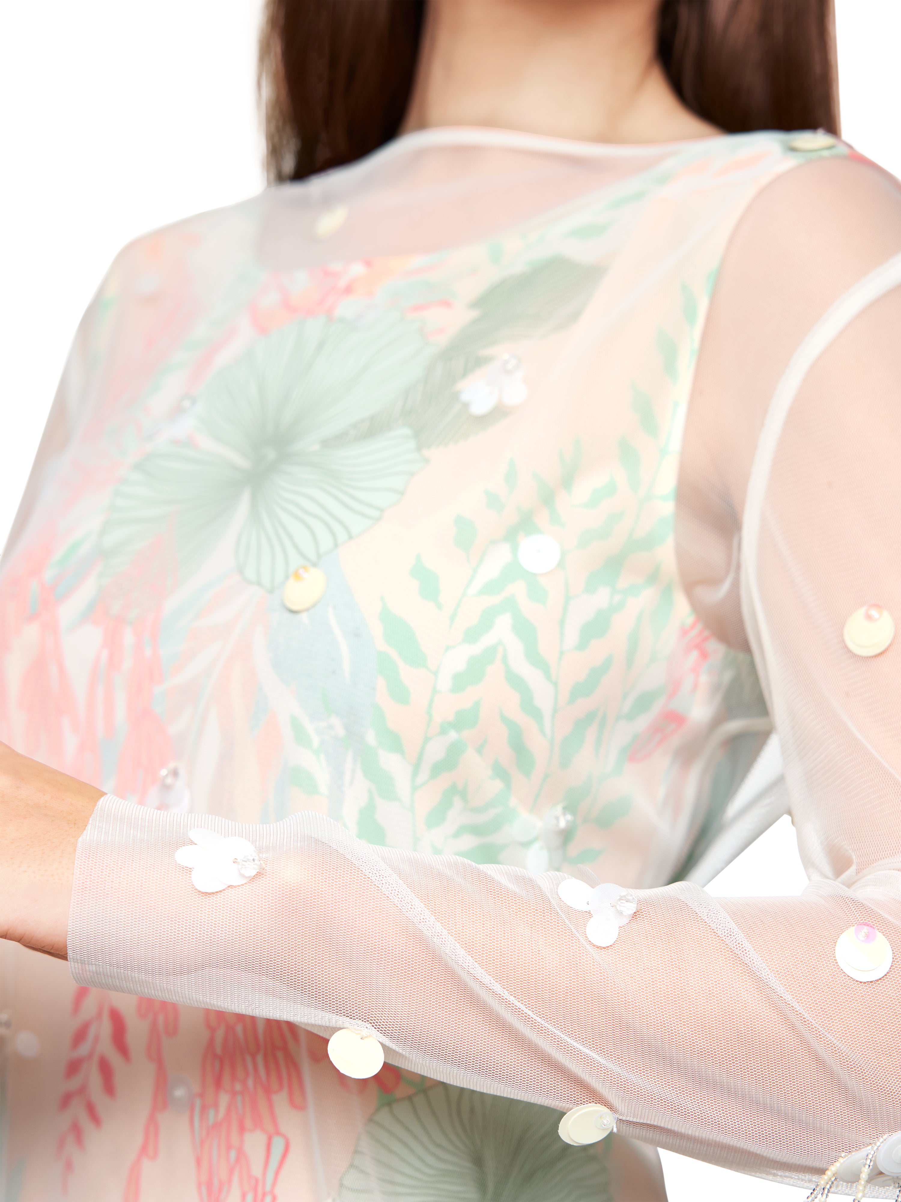 שמלת מידי עם שרוולים שקופים למחצה בעיטור חרוזיםהרכב: 100% פוליאסטר ממוחזרהדוגמנית בגובה 1.79 ולובשת מידה 3 של מארק קיין