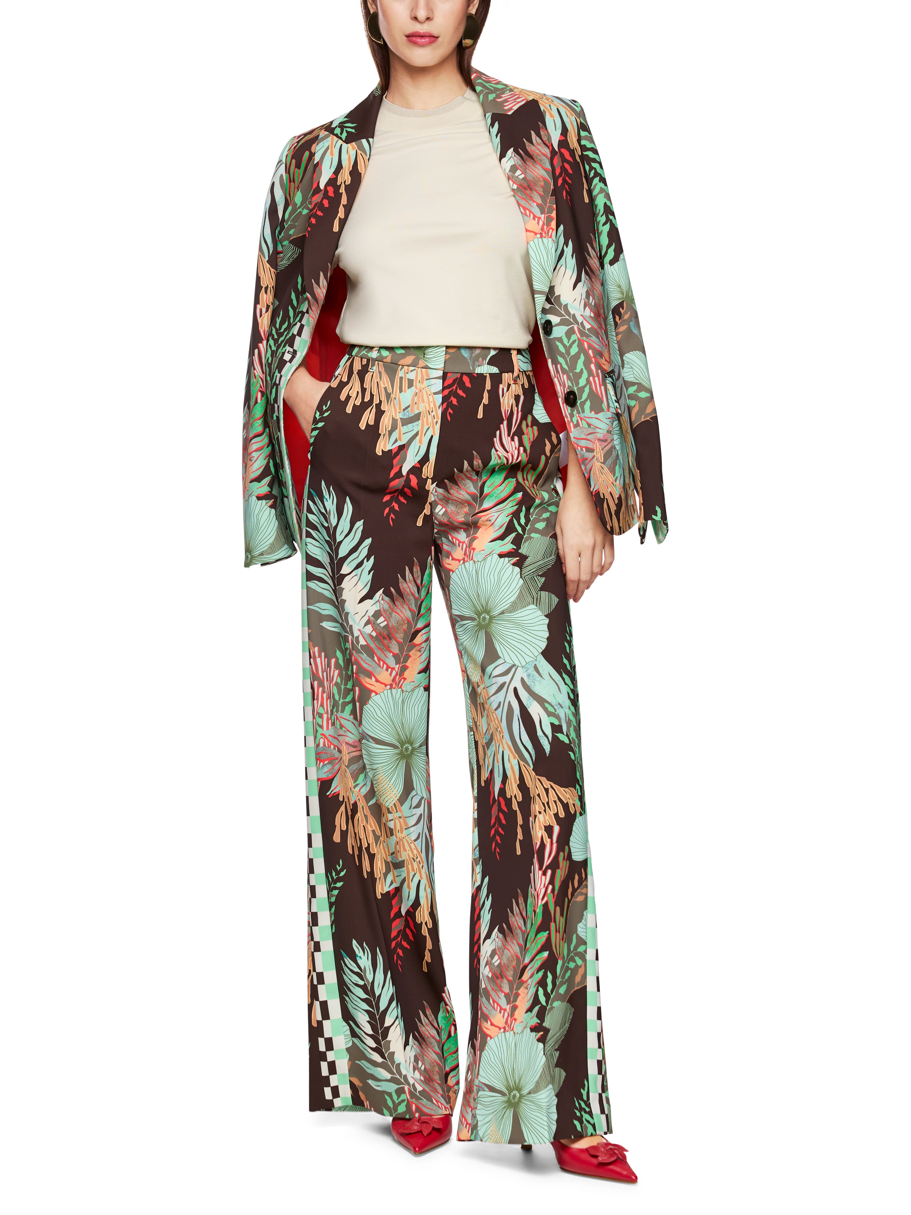 חולצת ג'רזי עם שרוולים באורך 3/4 וצווארון במפתח עגולהרכב: 92% כותנה, 8% אלסטןהדוגמנית בגובה 1.79 ולובשת מידה 3 של מארק קיין