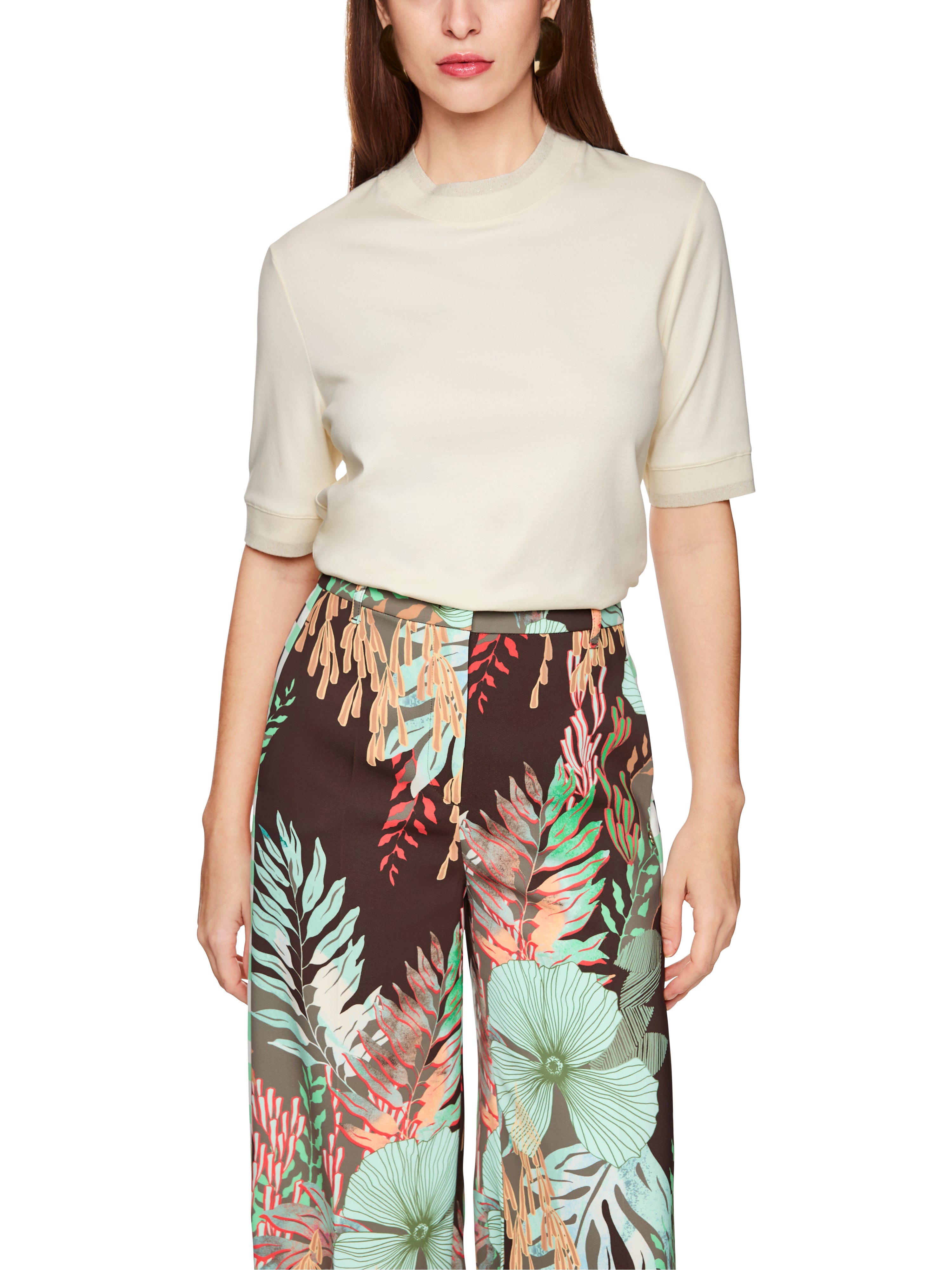 חולצת ג'רזי עם שרוולים באורך 3/4 וצווארון במפתח עגולהרכב: 92% כותנה, 8% אלסטןהדוגמנית בגובה 1.79 ולובשת מידה 3 של מארק קיין