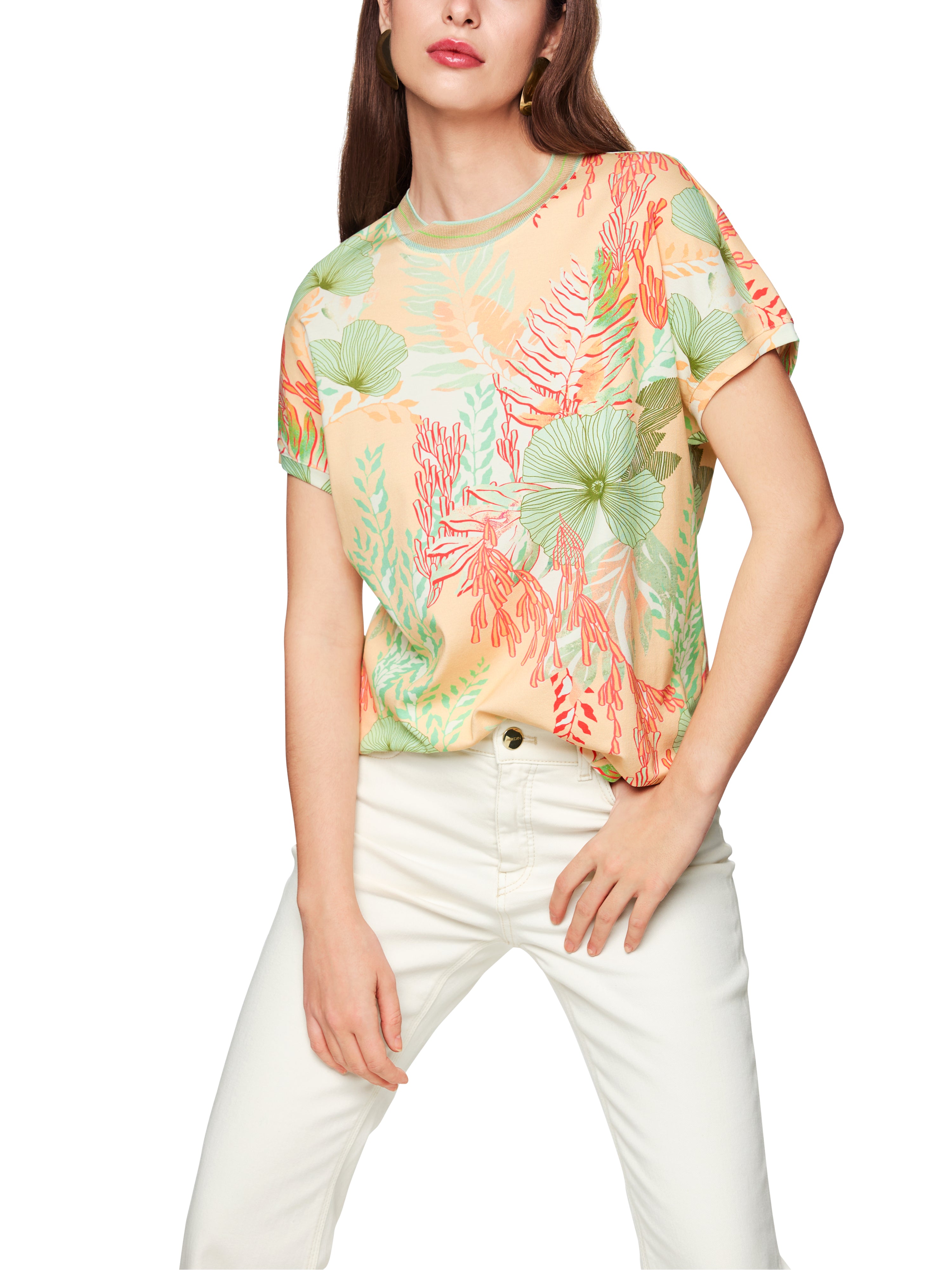 חולצת טי בגזרה רפויה עם הדפס פרחוניהרכב: 95% כותנה, 5% אלסטןהדוגמנית בגובה 1.79 ולובשת מידה 3 של מארק קיין