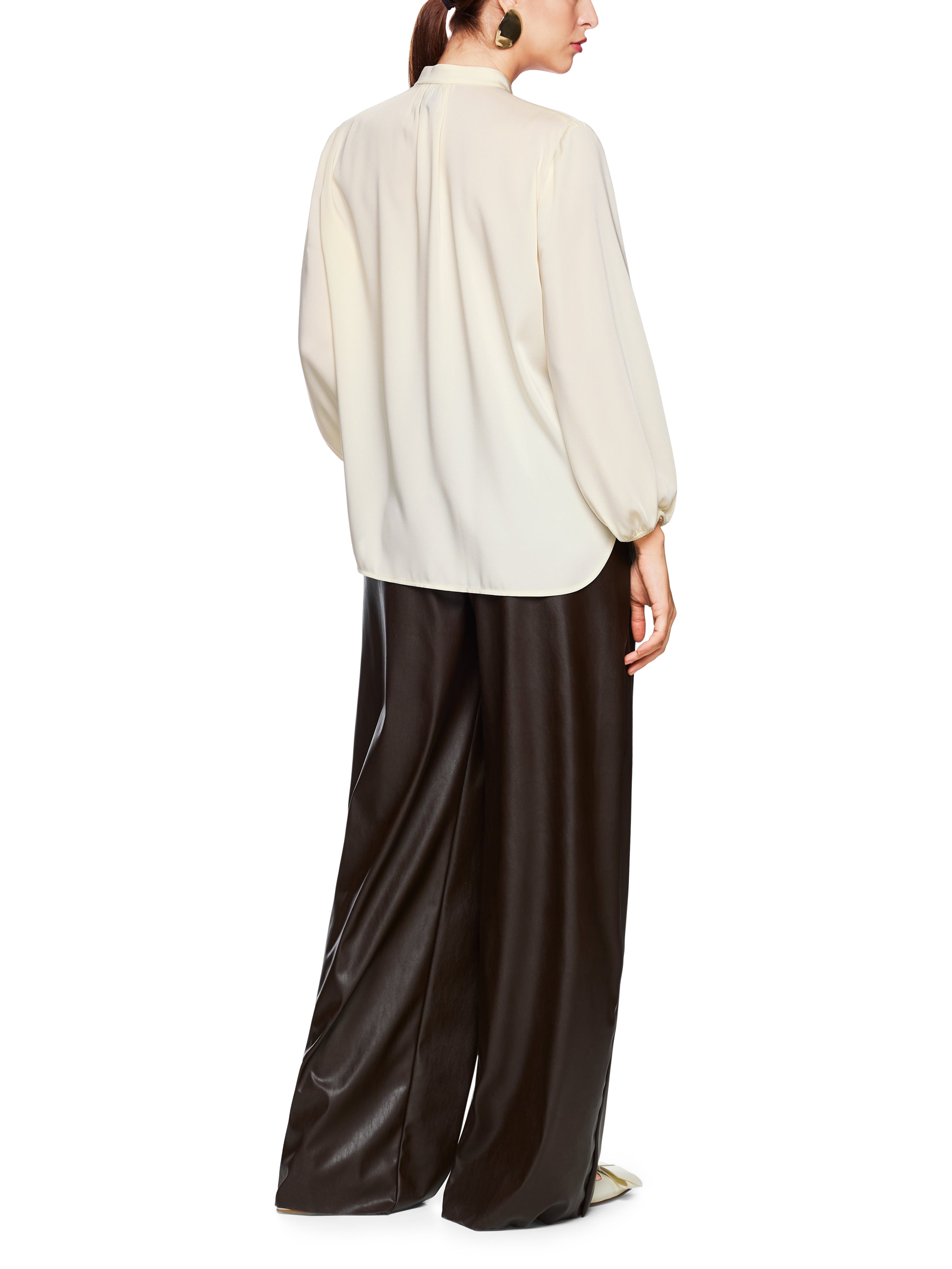 חולצת בלוזון בגזרה רפויה עם צווארון בסגירת כפתור ושרוולים נפוחיםהרכב: 100% פוליאסטרהדוגמנית בגובה 1.79 ולובשת מידה 3 של מארק קיין