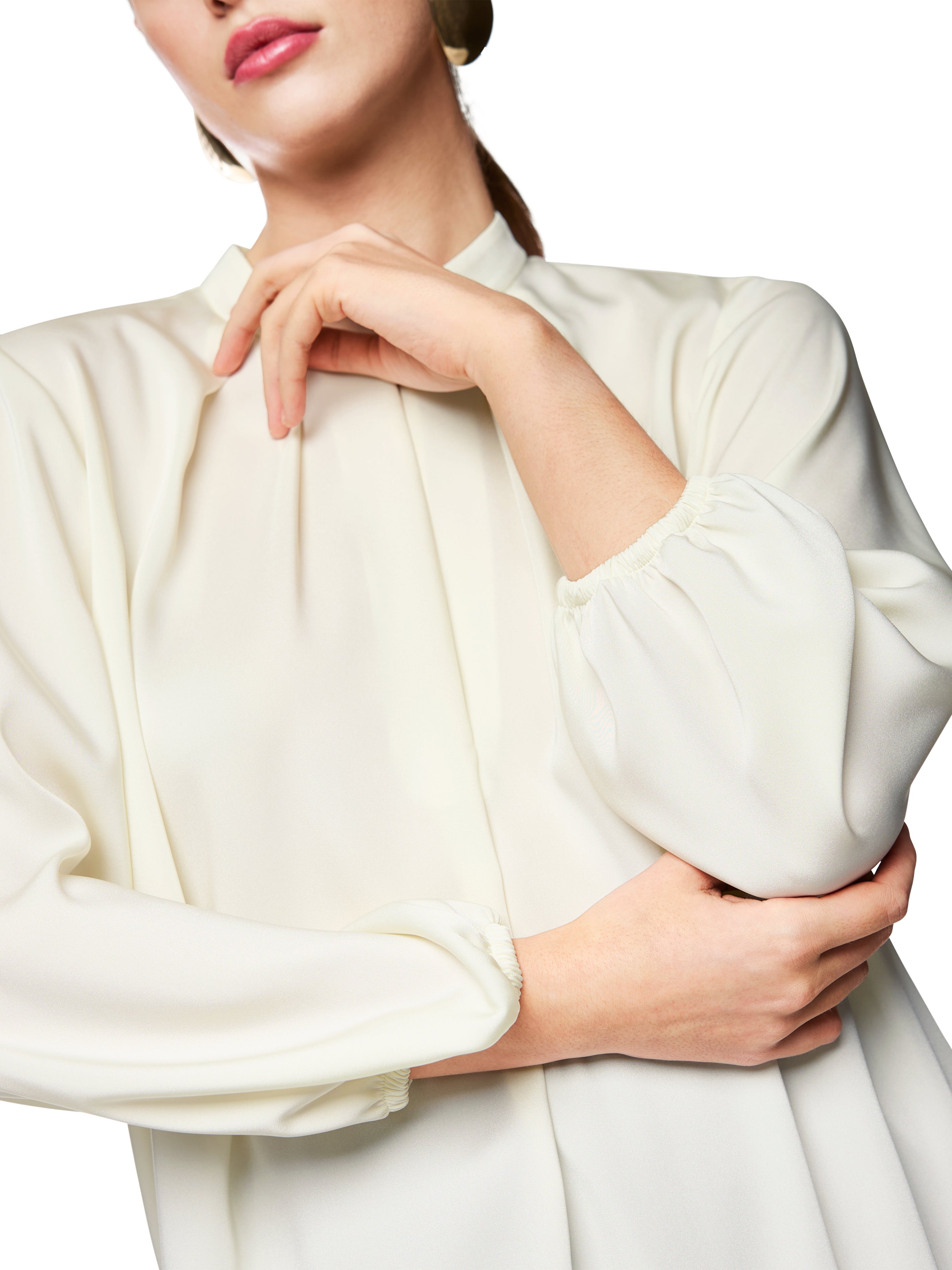 חולצת בלוזון בגזרה רפויה עם צווארון בסגירת כפתור ושרוולים נפוחיםהרכב: 100% פוליאסטרהדוגמנית בגובה 1.79 ולובשת מידה 3 של מארק קיין