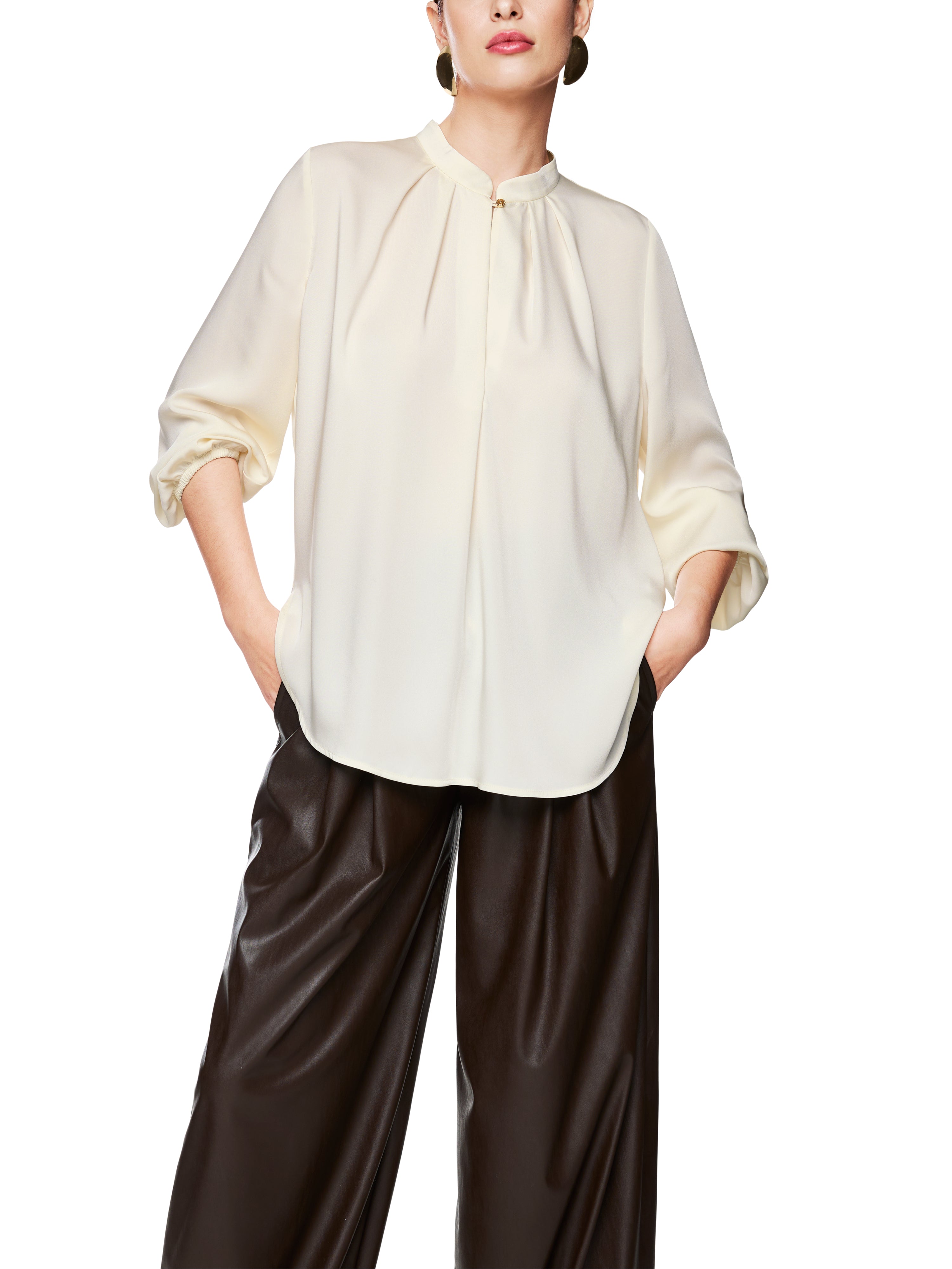 חולצת בלוזון בגזרה רפויה עם צווארון בסגירת כפתור ושרוולים נפוחיםהרכב: 100% פוליאסטרהדוגמנית בגובה 1.79 ולובשת מידה 3 של מארק קיין