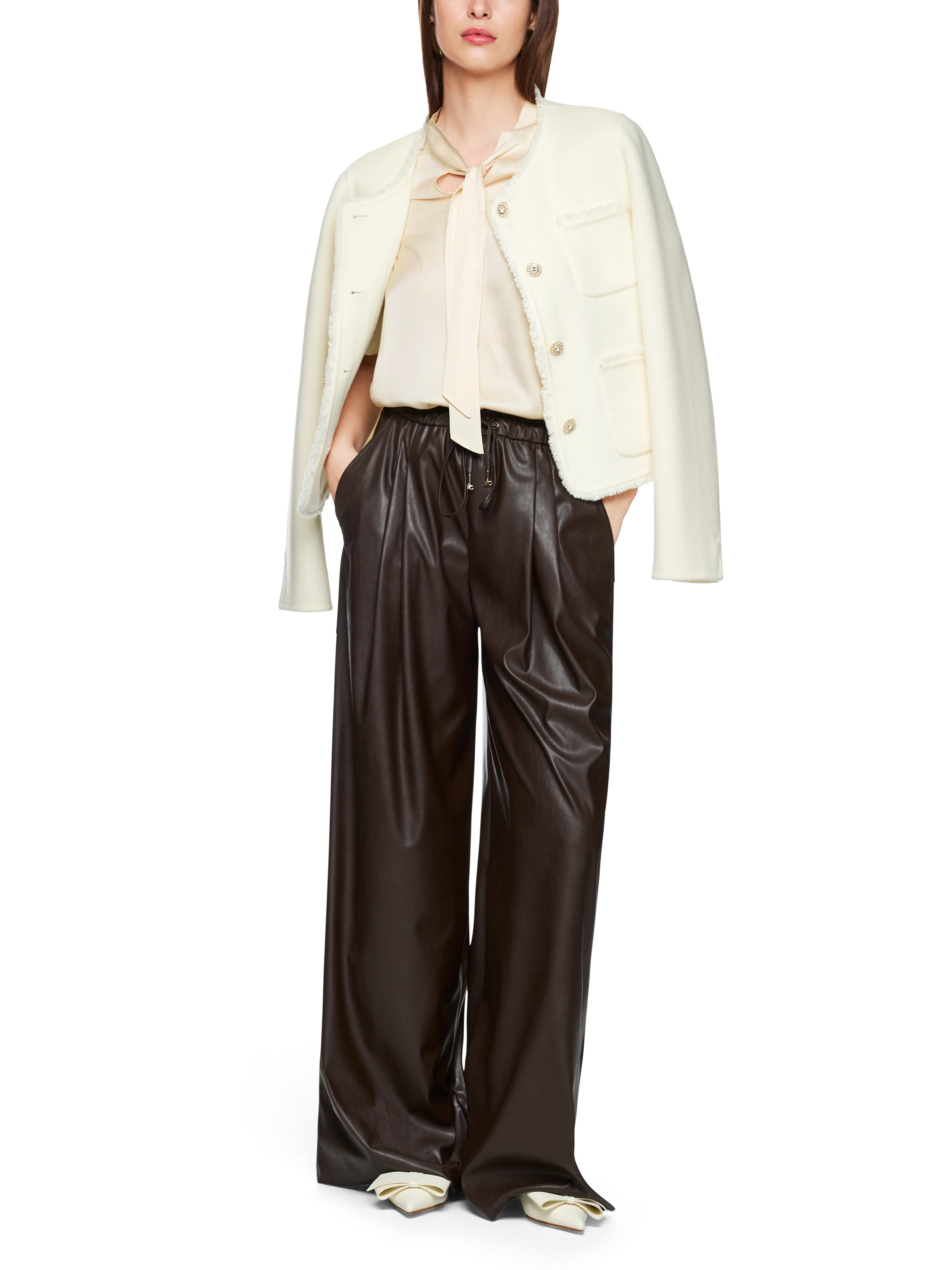 חולצת בלוזון עם שרוולים קצרים וצעיף קשירההרכב: 94% משי, 6% אלסטןהדוגמנית בגובה 1.79 ולובשת מידה 3 של מארק קיין