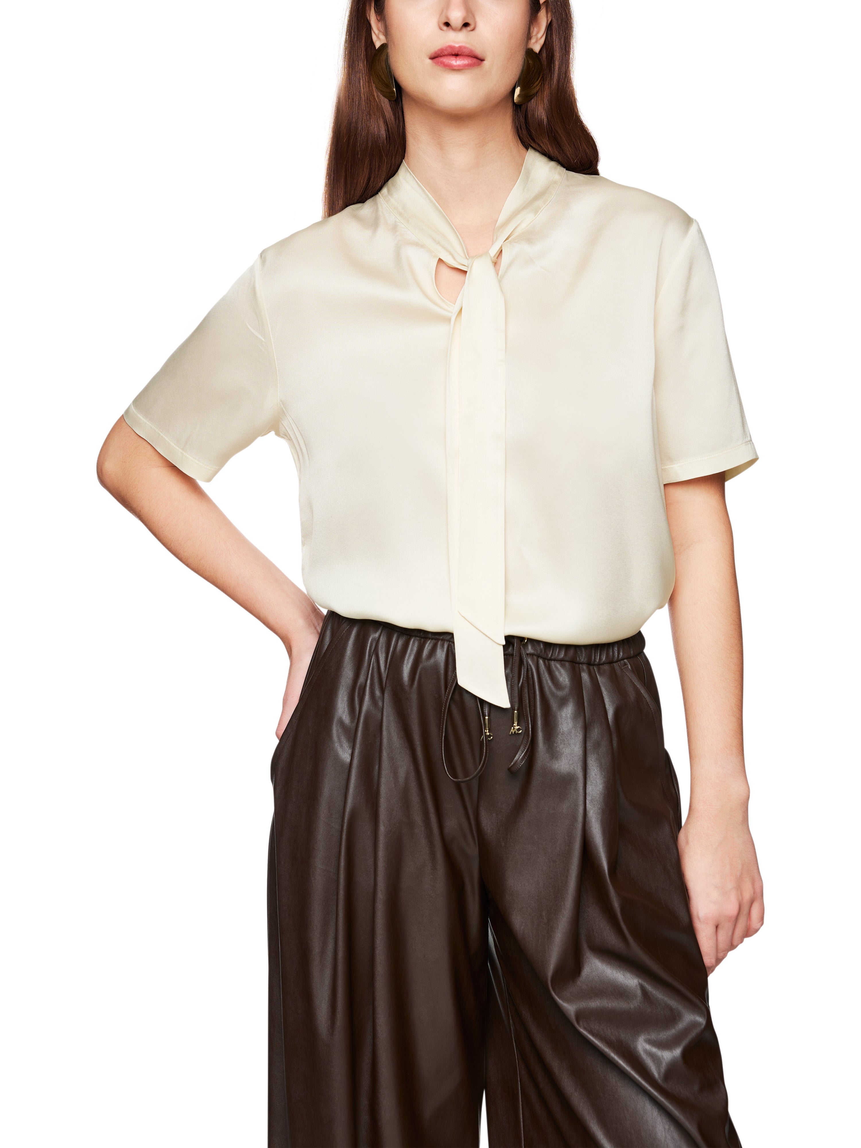 חולצת בלוזון עם שרוולים קצרים וצעיף קשירההרכב: 94% משי, 6% אלסטןהדוגמנית בגובה 1.79 ולובשת מידה 3 של מארק קיין