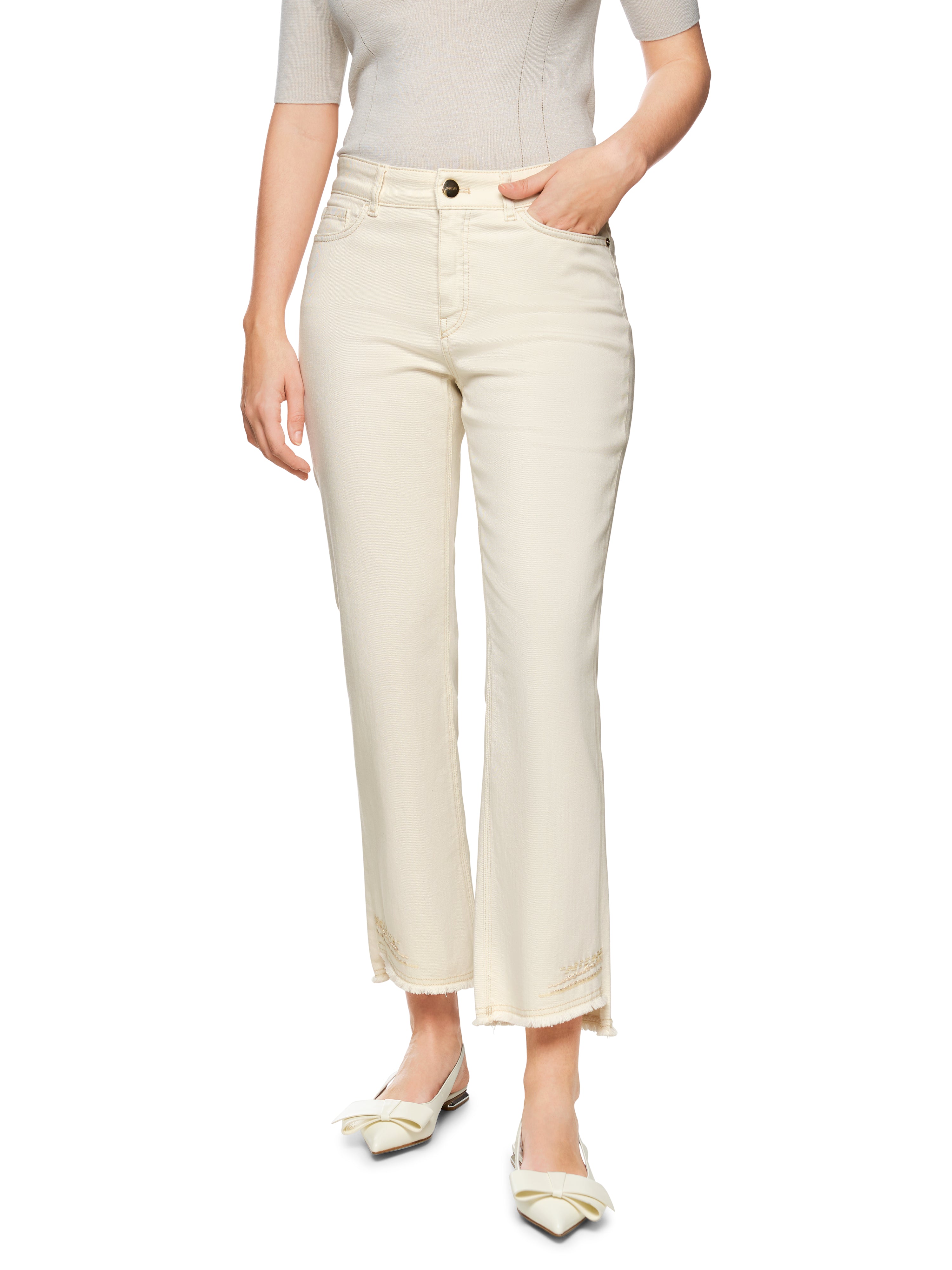 מכנסי ג'ינס עם מכפלת רקומההרכב: 92% כותנה, 6% אלסטומולטיאסטר, 2% אלסטןהדוגמנית בגובה 1.79 ולובשת מידה 3 של מארק קיין