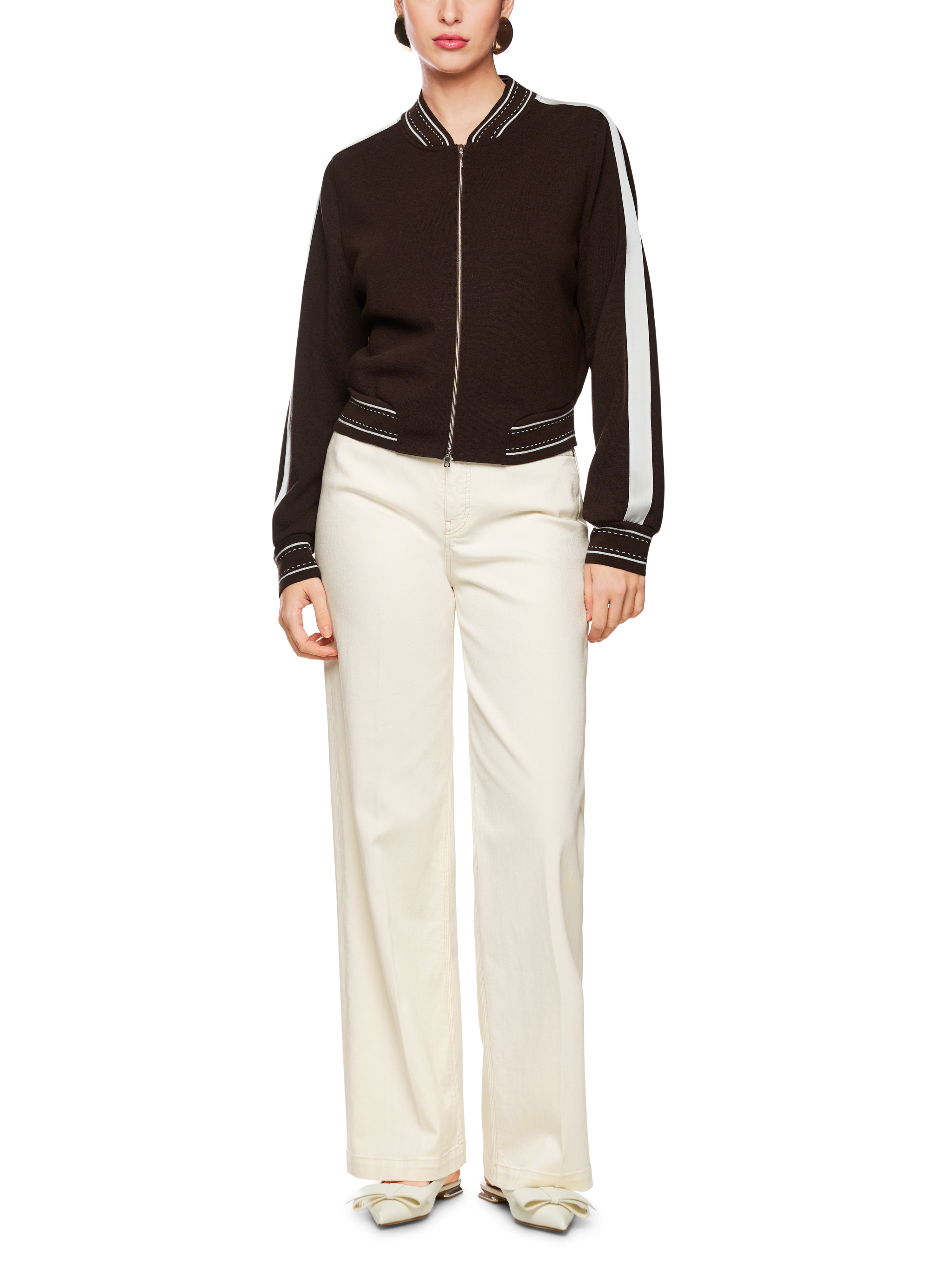 מכנסי ג'ינס בגזרה גבוהה ומתרחבת בעיטור פאייטים ורקמה בכיסיםהרכב: 92% כותנה, 6% אלסטומולטיאסטר, 2% אלסטןהדוגמנית בגובה 1.79 ולובשת מידה 3 של מארק קיין