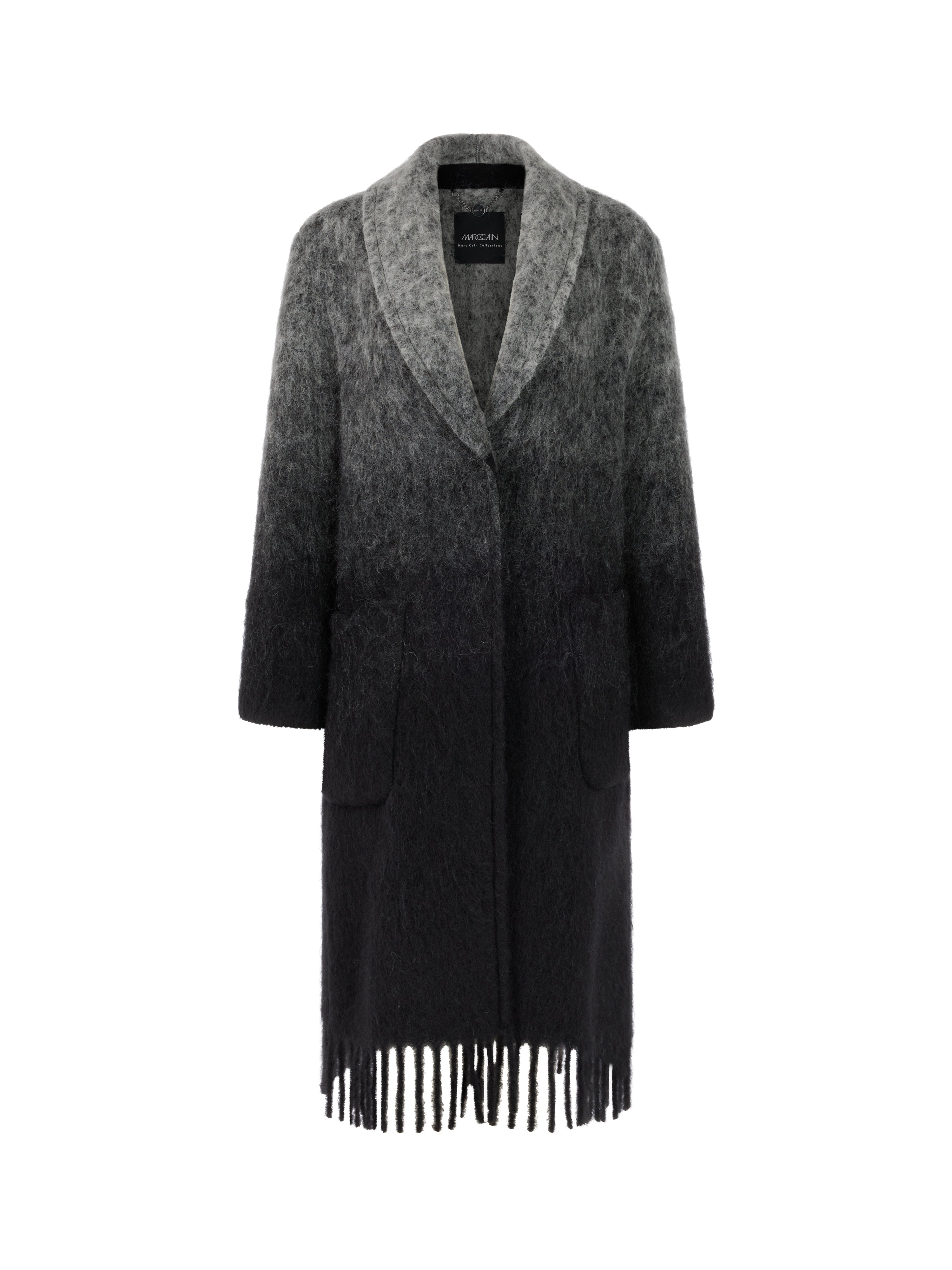 מעיל בגוון אפור-שחור, עם גימור פרנזים ייחודיגזרה רחבה ונינוחה עם שרוולים נפולים וכיסים צדדיים, סוגר בלחצני סנאפ נסתרים.מושלם ללוק חורפי במראה בוהוהרכב: 28% מוהיר, 28% צמר אלפקה, 24% תערובת צמר, 20% פוליאמידהדוגמנית בגובה 1.79 ולובשת מידה 3 של מארק קיין