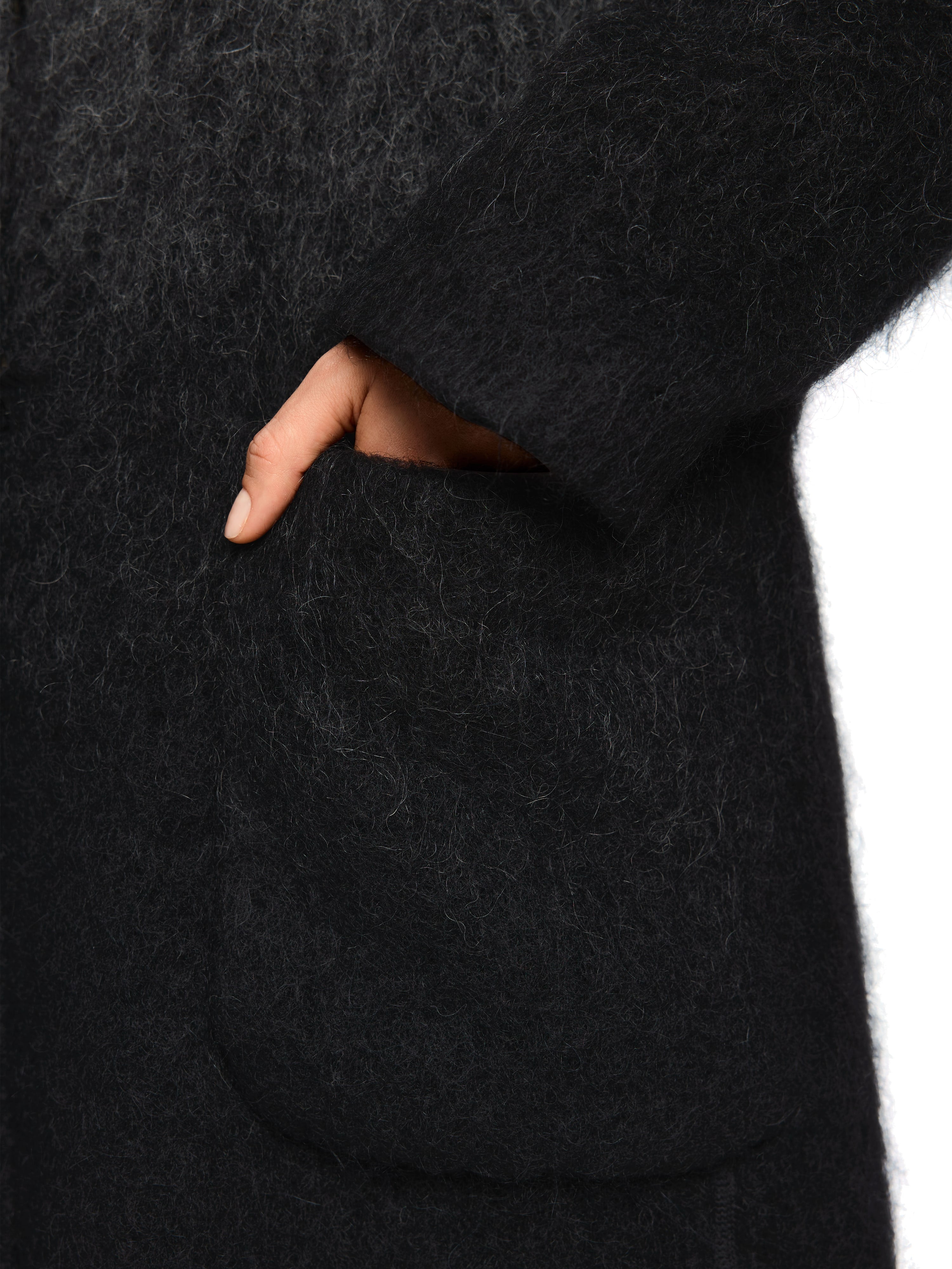 מעיל בגוון אפור-שחור, עם גימור פרנזים ייחודיגזרה רחבה ונינוחה עם שרוולים נפולים וכיסים צדדיים, סוגר בלחצני סנאפ נסתרים.מושלם ללוק חורפי במראה בוהוהרכב: 28% מוהיר, 28% צמר אלפקה, 24% תערובת צמר, 20% פוליאמידהדוגמנית בגובה 1.79 ולובשת מידה 3 של מארק קיין