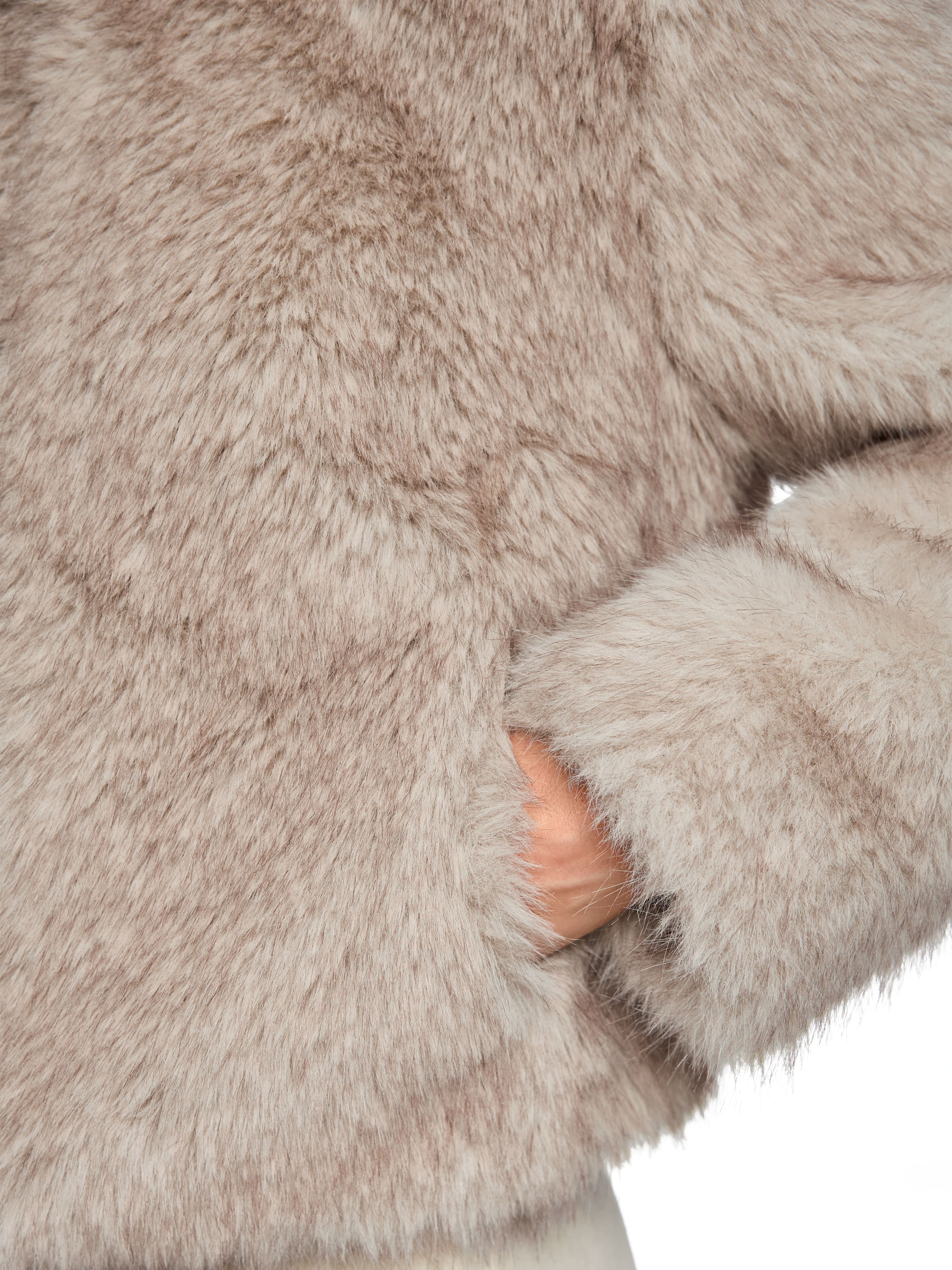 ז'קט בגוון בז' אפרפר נעים ומחמם, דמוי פרווה, עם רוכסן דו כיווני לאורך וכיסים צדדייםמתאים ללבוש יומיומי וגם להופעה אלגנטיתהרכב: 100% פוליאסטרהדוגמנית בגובה 1.79 ולובשת מידה 3 של מארק קיין