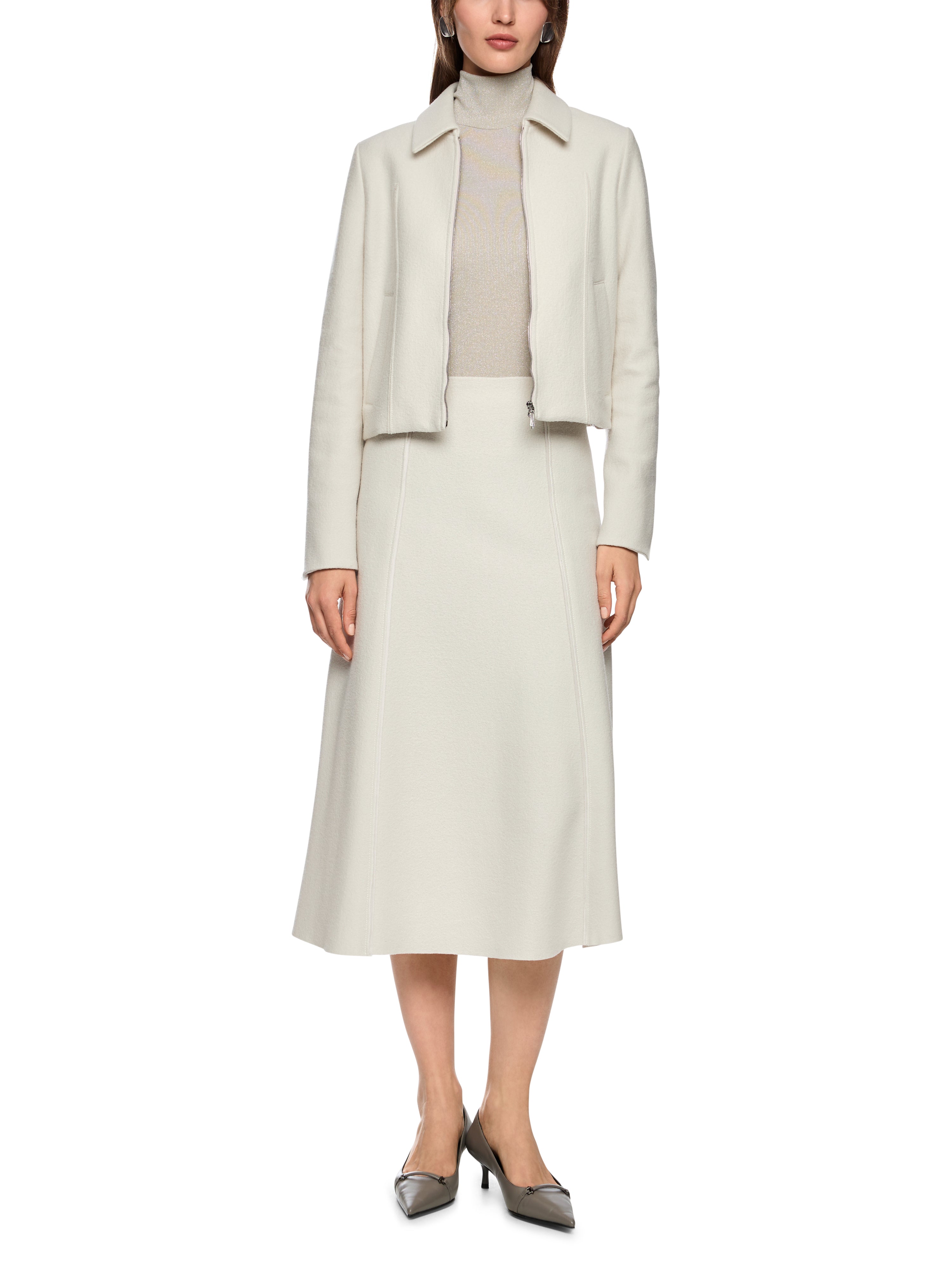 ג'קט צמר בגזרה ישרה ובצבע בז', סרוג בגימור איכותי, עם סגירת רוכסן, כיסי צד נסתרים, קצוות שרוול פתוחים וגומי בגב להדגשת המותןהרכב: 100% צמרהדוגמנית בגובה 1.79 ולובשת מידה 3 של מארק קיין