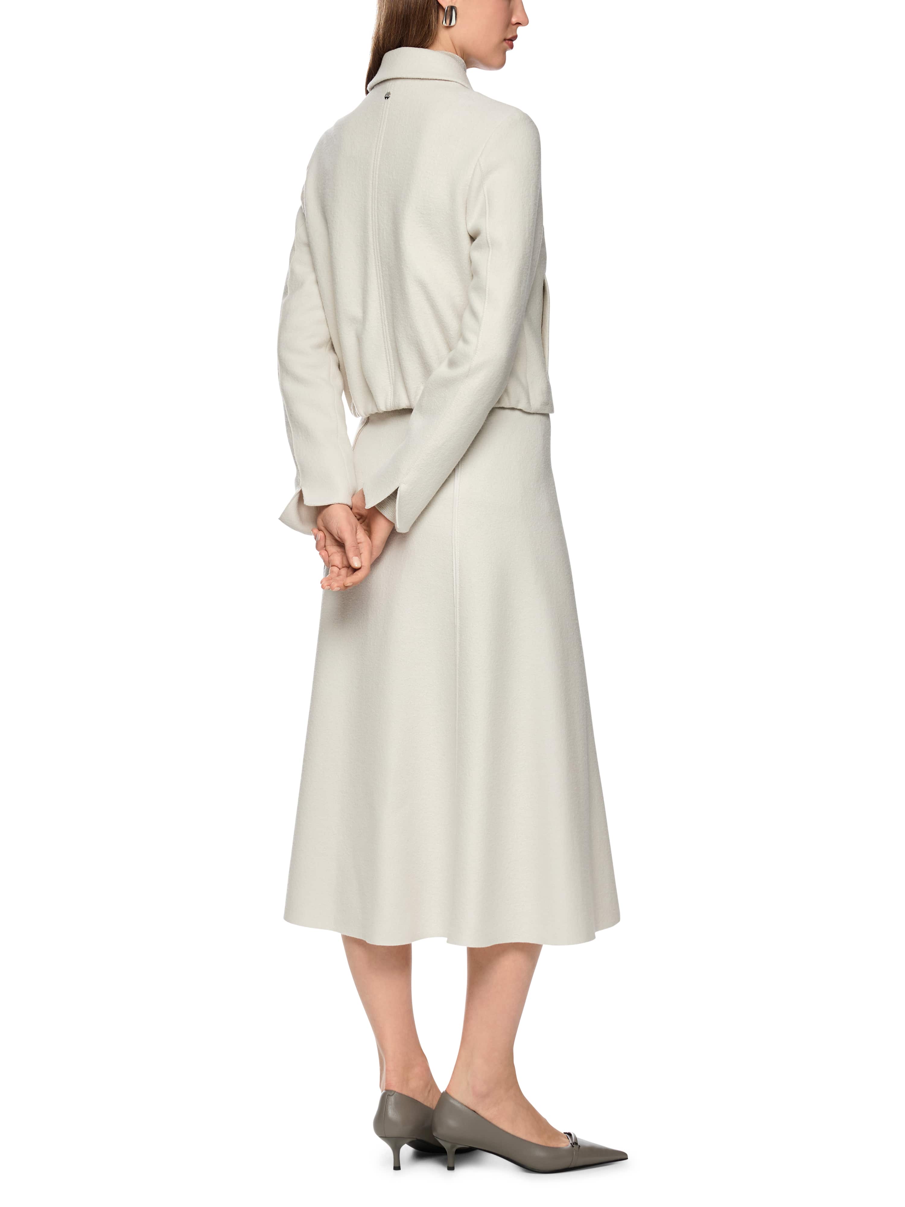 ג'קט צמר בגזרה ישרה ובצבע בז', סרוג בגימור איכותי, עם סגירת רוכסן, כיסי צד נסתרים, קצוות שרוול פתוחים וגומי בגב להדגשת המותןהרכב: 100% צמרהדוגמנית בגובה 1.79 ולובשת מידה 3 של מארק קיין