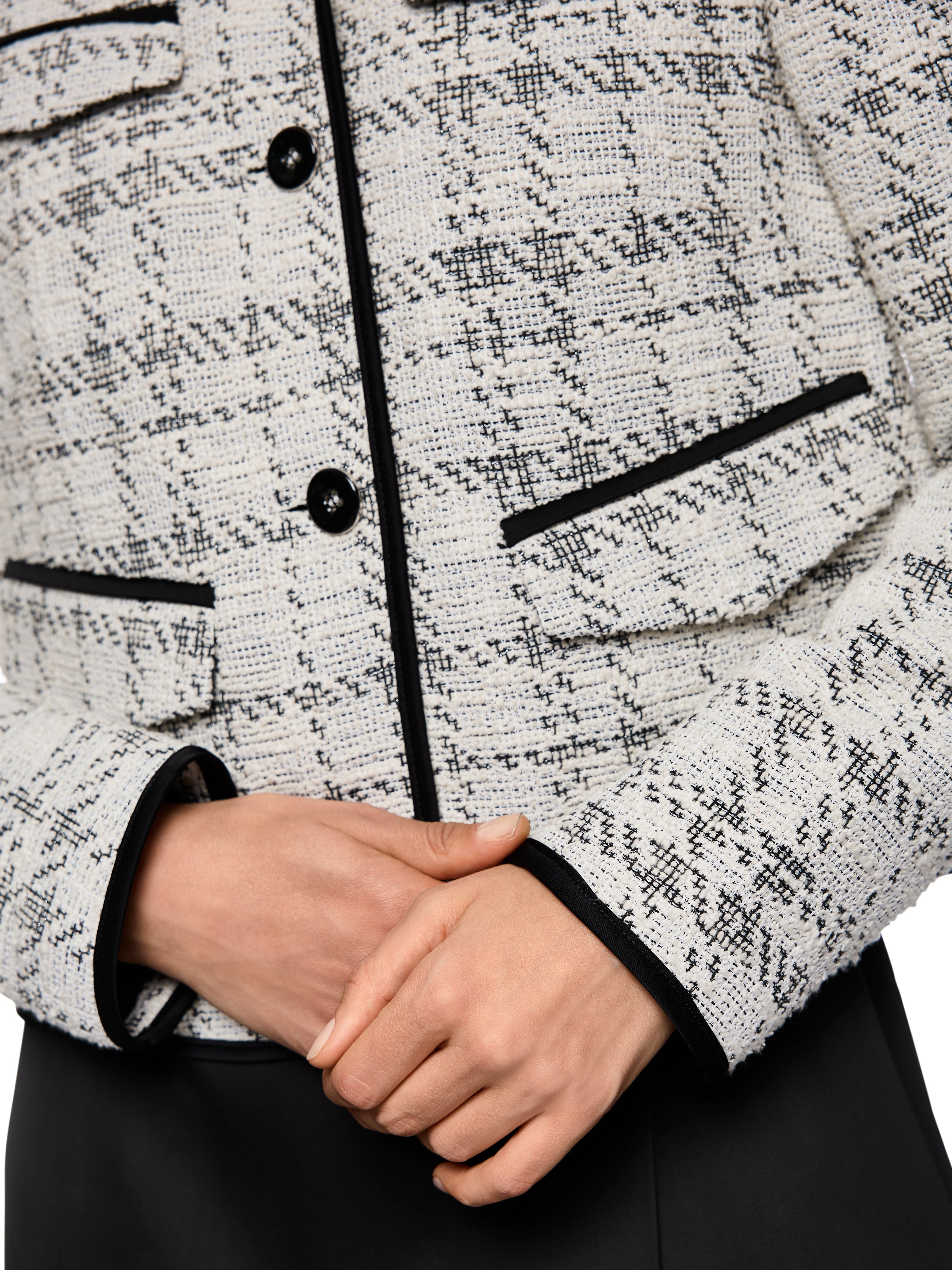 בלייזר מחויט עם דוגמת ג'קארד וקווים אלגנטייםבשילוב צווארון עגול, סגירה כפולה בכפתורים וקפלים דקורטיביים בגבהרכב: 69% פוליאסטר, 30% כותנה, 1% אלסטןהדוגמנית בגובה 1.79 ולובשת מידה 3 של מארק קיין