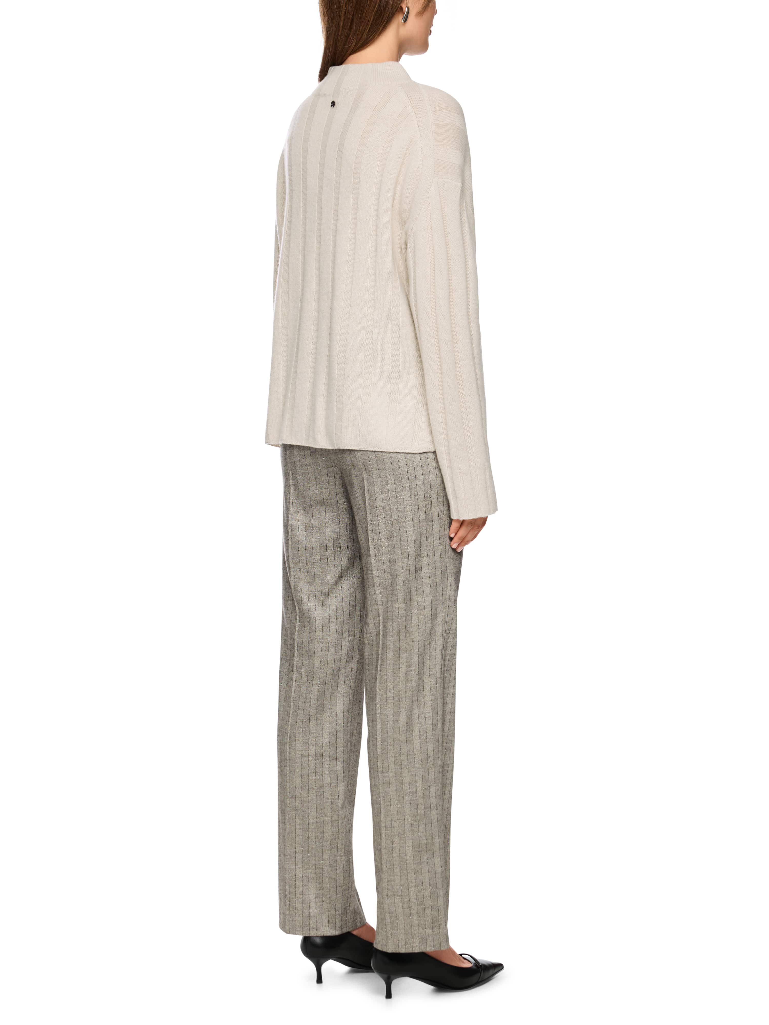 סוודר רך ונעים בגוון בז', עם סריגה רחבהכולל פתחי צד, בגזרה ישרה ונוחההרכב בד: 70% צמר, 30% קשמירהדוגמנית בגובה 1.79 ולובשת מידה 3 של מארק קיין