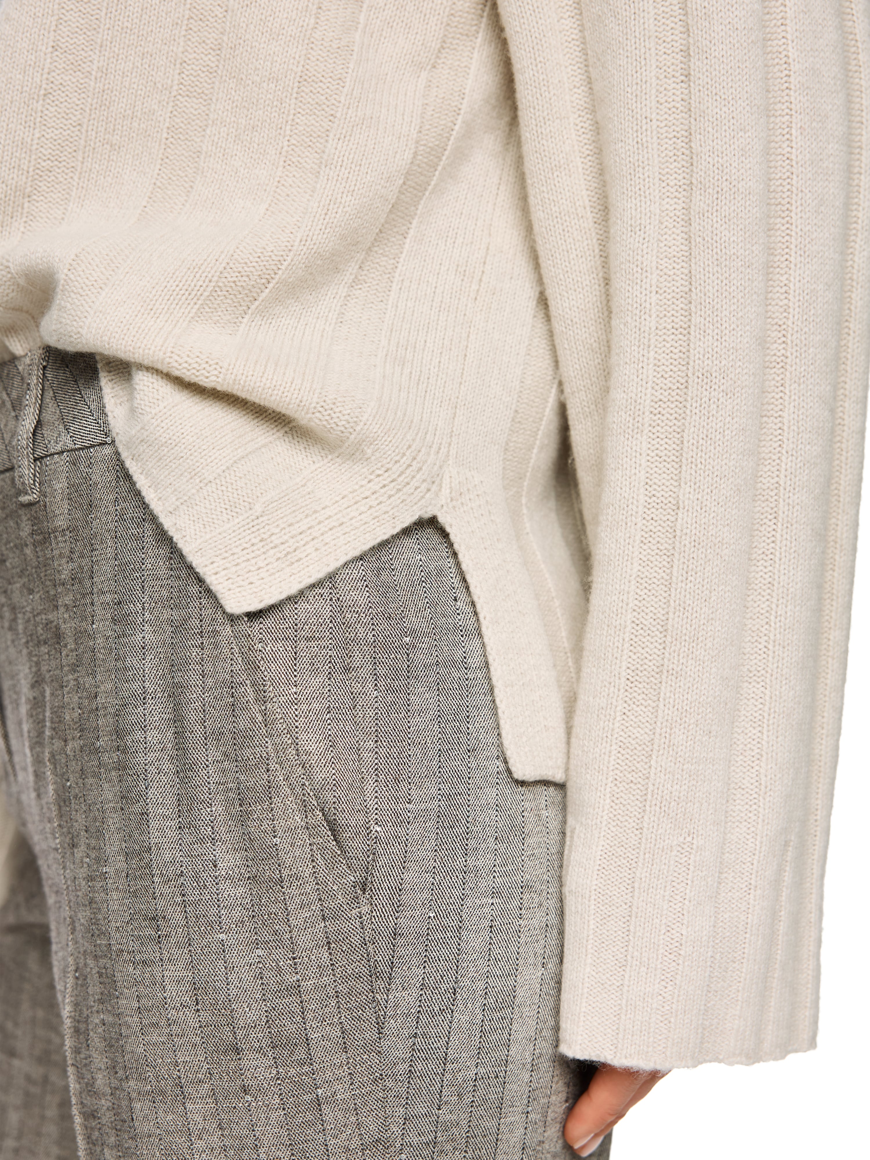 סוודר רך ונעים בגוון בז', עם סריגה רחבהכולל פתחי צד, בגזרה ישרה ונוחההרכב בד: 70% צמר, 30% קשמירהדוגמנית בגובה 1.79 ולובשת מידה 3 של מארק קיין