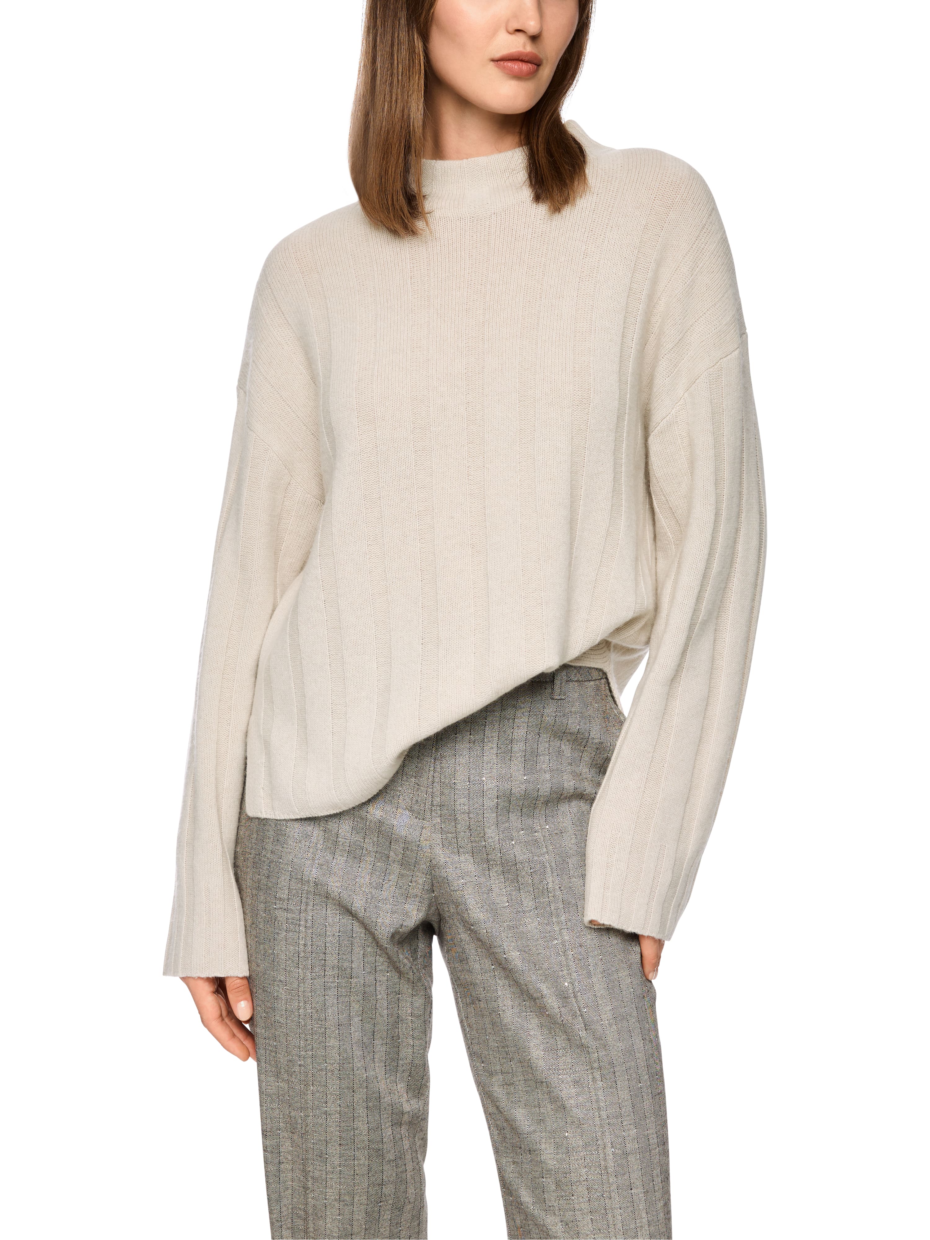 סוודר רך ונעים בגוון בז', עם סריגה רחבהכולל פתחי צד, בגזרה ישרה ונוחההרכב בד: 70% צמר, 30% קשמירהדוגמנית בגובה 1.79 ולובשת מידה 3 של מארק קיין