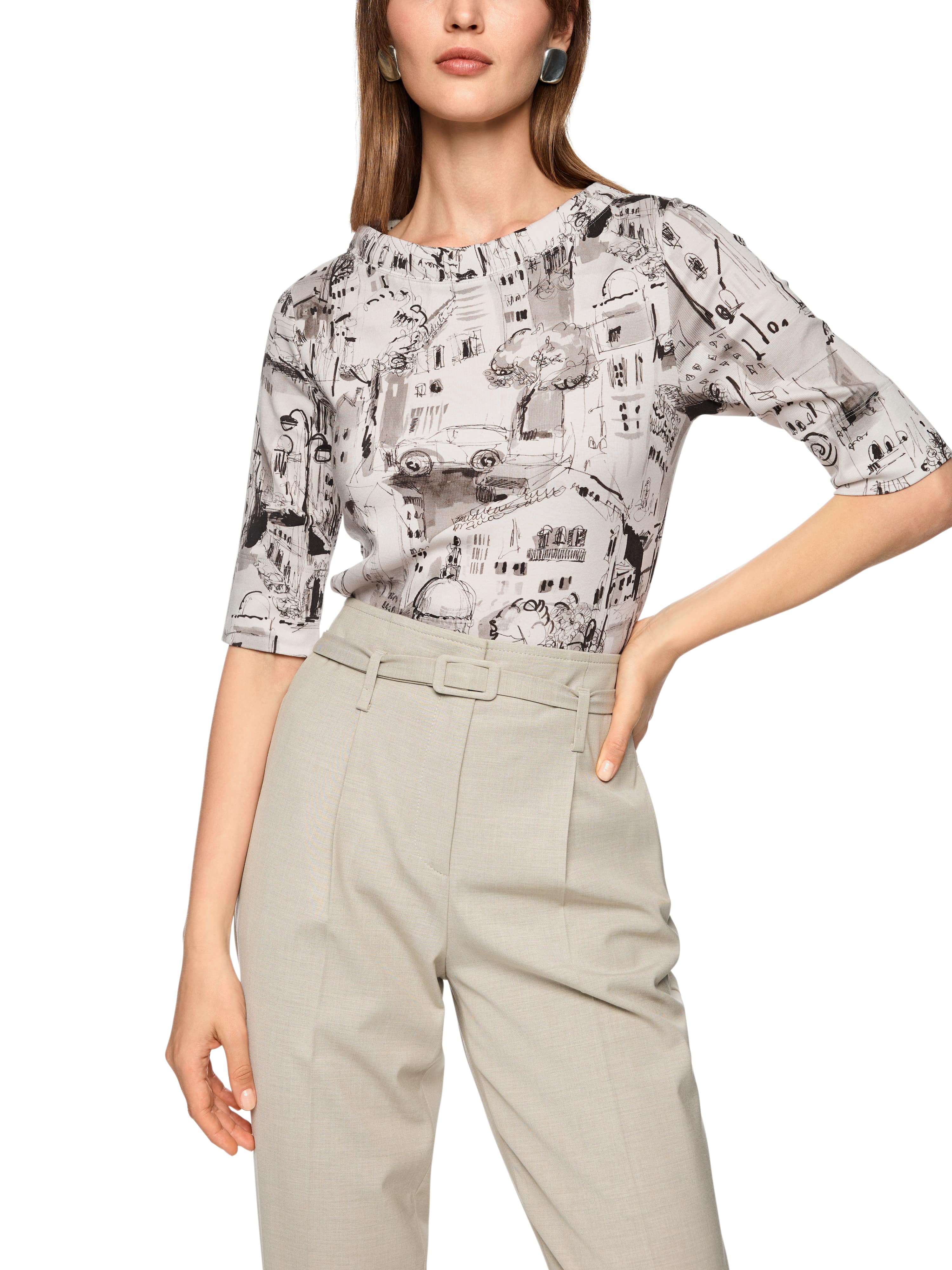 חולצה עם הדפס עירוני בגזרה צמודה, עם צווארון עומד ושרוולים באורך חציעשויה בד נעים עם מראה חלק ועיצוב מינימליסטיהרכב בד: 54% פוליאמיד, 46% ויסקוזההדוגמנית בגובה 1.79 ולובשת מידה 3 של מארק קיין