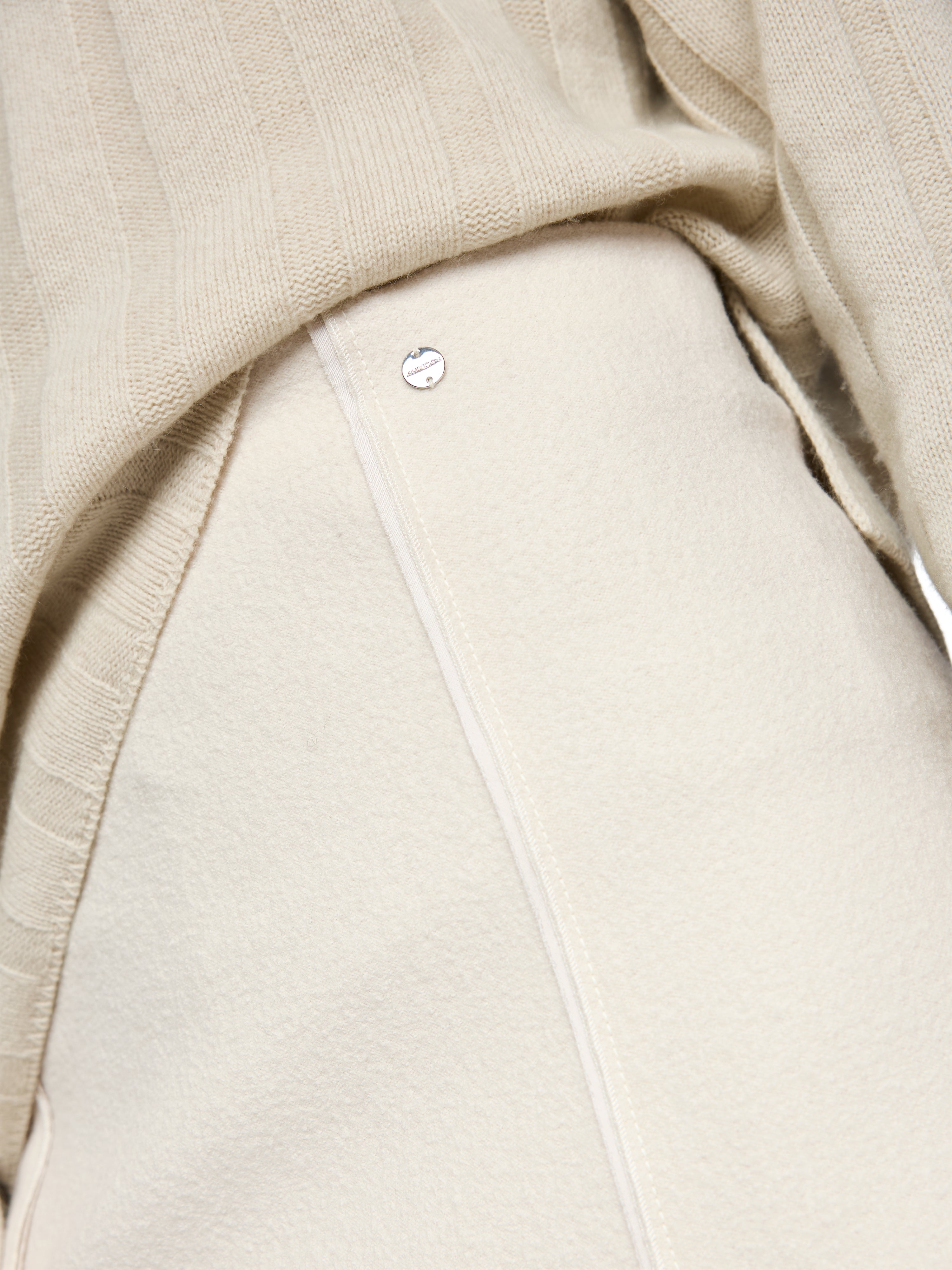 חצאית מתרחבת באורך מידי עם מותן אלסטית ובטנה פנימיתכוללת פסי תפירה עדינים ועיטור לוגו הרכב בד: 100% צמר חדשהדוגמנית בגובה 1.79 ולובשת מידה 3 של מארק קיין