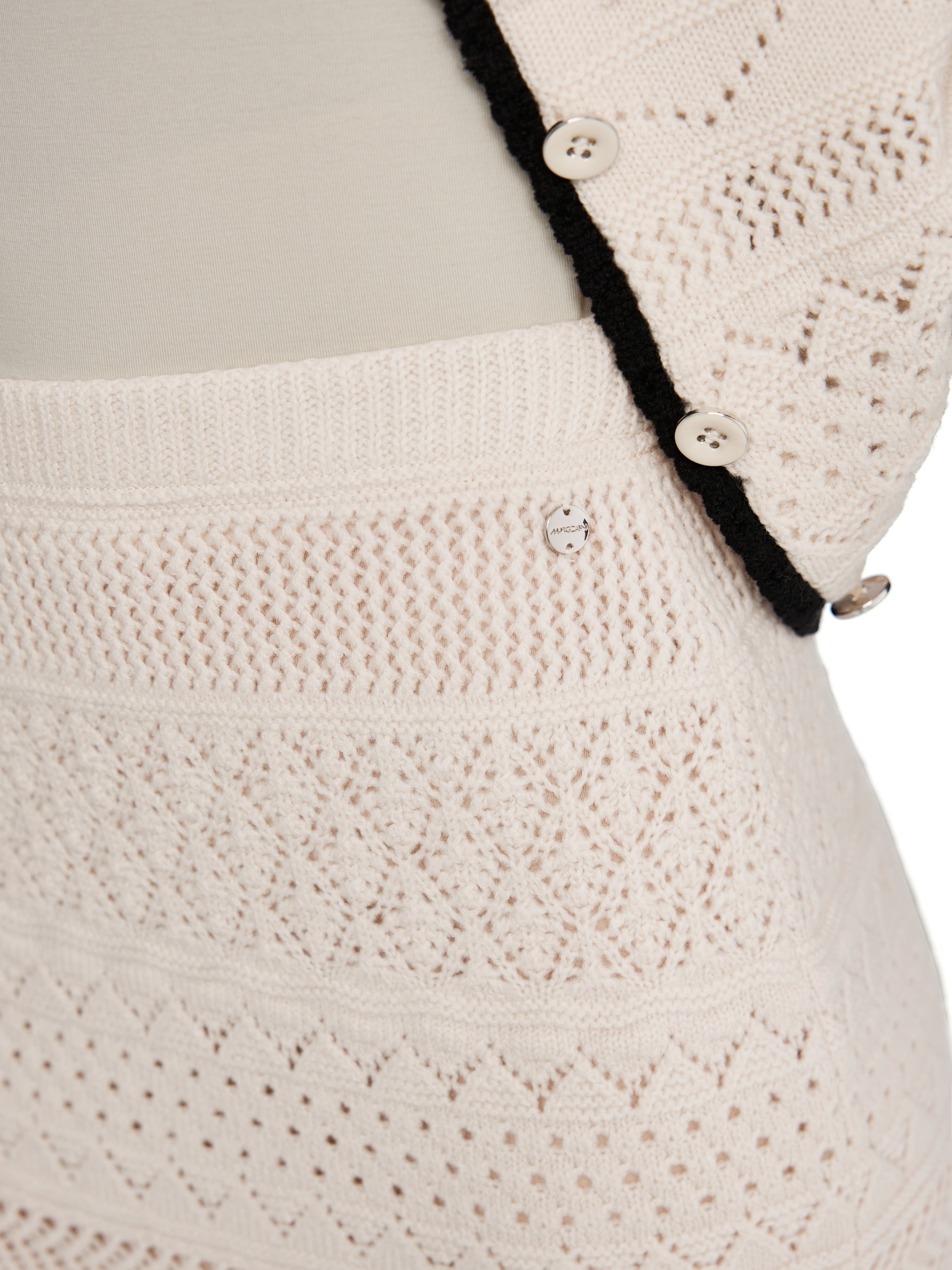 חצאית מידי צמודה בגוון בז', בסריגת תחרה עדינהכוללת מותן אלסטי ובטנה פנימית הרכב בד: 60% כותנה, 18% אקריליק, 9% צמר, 6% פוליאמיד (ממוחזר), 4% פוליאמיד, 3% אלפקההדוגמנית בגובה 1.79 ולובשת מידה 3 של מארק קיין