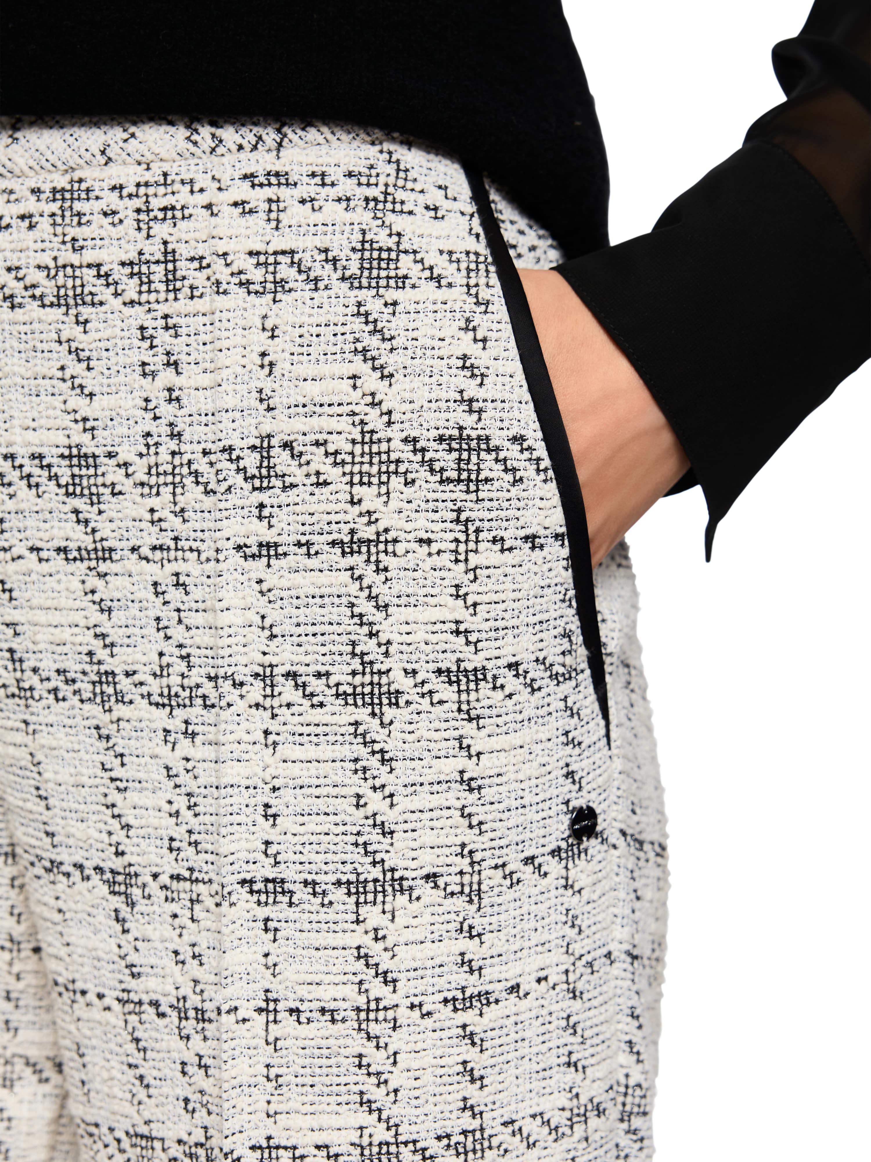 מכנסיים רחבים בגזרה גבוהה עם דוגמה עדינה לכל אורך הבדסגירה בכפתור ורוכסן, קו תפר לאורך הרגליים וכיסים בגבהרכב בד: 64% פוליאסטר, 34% ויסקוזה, 2% אלסטןהדוגמנית בגובה 1.79 ולובשת מידה 3 של מארק קיין